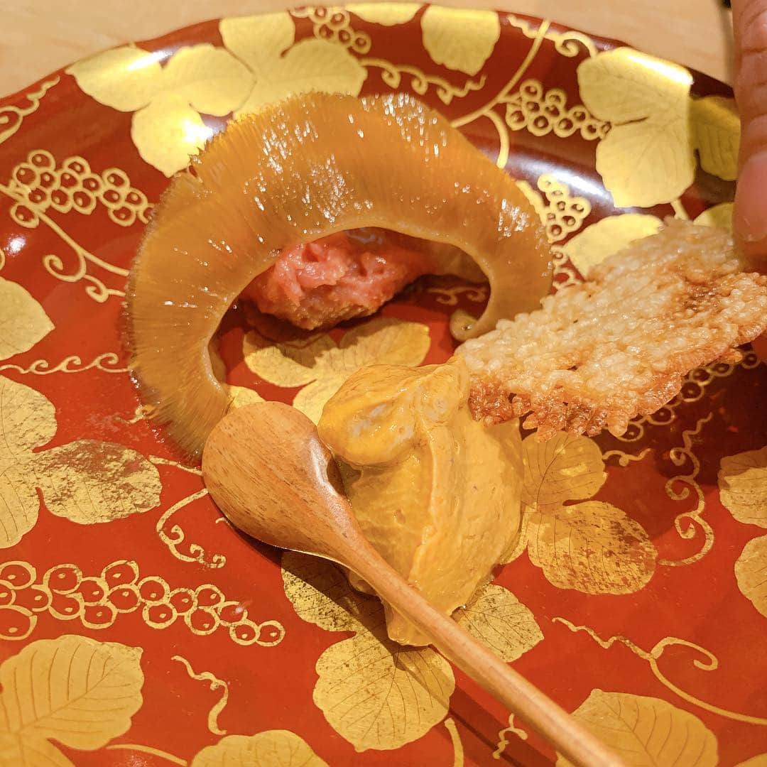 和泉佳子さんのインスタグラム写真 - (和泉佳子Instagram)「紀尾井町 三谷でランチ♥️ . 食いしん坊で食べることが大好きな私ですが、いちばんの大好物は迷わずお鮨です🍣✨ . 今回は、サプライズで衣理クリニック院長の @dr._eri 先生から、冷えたシャンパンを差し入れしていただき、お昼間からシャンパンと甘い雲丹や、脂がのった鮪の炙りの握りなどなど・・・口福なひとときでした🥂✨ . 次回は、ネタが秋に移り変わる9月下旬に伺います🎵 . ごちそうさまでした😌💕 . . #和泉佳子 #25ans #ヴァンサンカン #エレブロガー  #紀尾井町三谷 #ランチ #ごちそうさまでした」8月3日 17時59分 - yoshiko_izumi