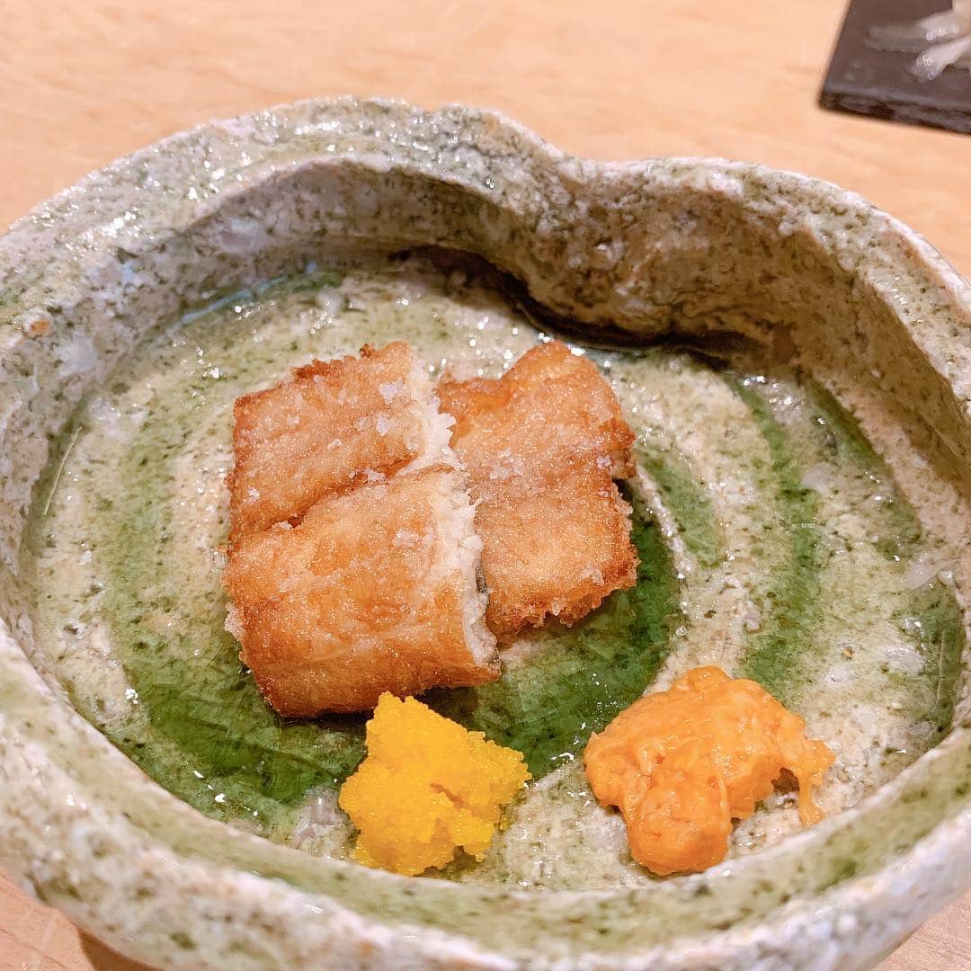 和泉佳子さんのインスタグラム写真 - (和泉佳子Instagram)「紀尾井町 三谷でランチ♥️ . 食いしん坊で食べることが大好きな私ですが、いちばんの大好物は迷わずお鮨です🍣✨ . 今回は、サプライズで衣理クリニック院長の @dr._eri 先生から、冷えたシャンパンを差し入れしていただき、お昼間からシャンパンと甘い雲丹や、脂がのった鮪の炙りの握りなどなど・・・口福なひとときでした🥂✨ . 次回は、ネタが秋に移り変わる9月下旬に伺います🎵 . ごちそうさまでした😌💕 . . #和泉佳子 #25ans #ヴァンサンカン #エレブロガー  #紀尾井町三谷 #ランチ #ごちそうさまでした」8月3日 17時59分 - yoshiko_izumi