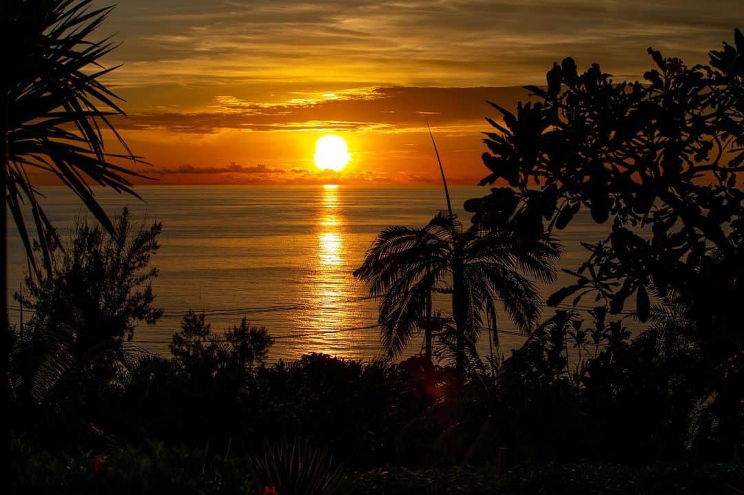 Kafuu Resortさんのインスタグラム写真 - (Kafuu ResortInstagram)「晴れた日の綺麗な夕陽。 沖縄は天気がぐずついていますが、皆さまいかがお過ごしですか？ . カフーリゾートで出会った夕陽の写真を投稿しませんか？ Sunsetease Kafuuフォトコンテスト開催中！ . 応募期間：2019年7月17日（水）～2019年8月31日（土）23時59分まで ※上記の期間内の投稿であれば、過去にお撮りいただいた写真でも応募可能です。 . 【応募方法】 ①このカフーリゾート公式アカウント @kafuu_resort をフォロー。 ②カフーリゾートのホテル内で出会った夕陽を撮影。カフーリゾートから見える夕陽をそのまま撮っても、お料理や大切な方と一緒に夕陽を背景に撮っても、撮り方は自由！ ③ハッシュタグ「 #sunseteaseフォトコン」をつけてカフーリゾートで撮影した夕陽の写真を投稿。 ※コンテスト期間中は何度でもご応募いただけます。 ※アカウント非公開設定にされている方は応募対象外となりますのでご注意くださいませ。 . 【賞品】 総支配人 荒井達也賞（最優秀賞） ・カフーリゾートペア宿泊招待券　朝食付き 1組様 入賞 ・レストランペアディナー券1組様 ・The Green SPAお1人様ご利用券 ・カフーリゾートオリジナルグッズ1名様 . 【Sunsetease Kafuuとは・・・】 「Sunsetease」は「Sunset」（夕暮れ・夕陽）と「ease」（くつろぎ）をかけ合わせた言葉です。 カフーリゾートでは旅行予約サービス「楽天トラベル」より発表された「2017年 夕日が見える宿ランキング」で1位を獲得。それを受け、カフーリゾートから見える夕陽と夕暮れの時間を「Sunsetease」（サンセティーズ）とし、やすらぎのひとときをお過ごしいただけるよう、様々なサービスをご用意いたしております。 . フォトコンテストの詳細はカフーリゾート公式ホームページをご確認くださいませ。 https://www.kafuu-okinawa.jp/sunsetease/ . 皆様のたくさんの投稿を楽しみに、お待ちしております！ . #sunseteaseフォトコン #sunseteasekafuu #sunsetease #夕日の見える宿日本一 #カフーリゾートフチャクコンドホテル #カフーリゾート #kafuuresort #kafuuresortfuchakucondohotel #夕陽 #夕日 #サンセット #sunset #フォトコンテスト #リゾートホテル #リゾート #沖縄ホテル #沖縄 #okinawa #沖縄旅行 #夏休み #summeriscoming #ダレカニミセタイケシキ #絶景 #ig_sunsets #instasunset #sunsetlovers #sunrise_sunsets_aroundworld #instagood」8月3日 18時00分 - kafuu_resort