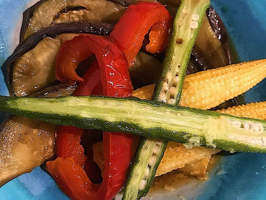 上原歩さんのインスタグラム写真 - (上原歩Instagram)「夏野菜をみると焼き浸しを作りたくなります🍆🌶🌽 トマトは甘酢で 新生姜豚巻き 焼き浸しは手抜きで麺つゆを使いました。ひと手間加えて伸ばす水を出し汁に変えるとちょっぴり格上げします。1時間は浸したいところ。 トマトは湯むきしてしっかり冷やす。コツはこれだけね🍅 ・ #love #cooking #happy #life #instagood #あゆレシピ」8月3日 17時53分 - ayumiuehara