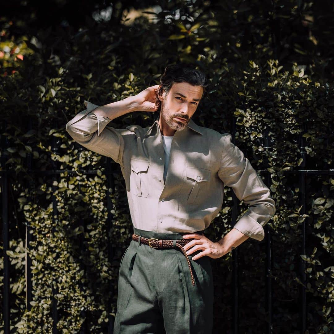のインスタグラム：「For the next couple of weeks our seasonal collection will be reduced online. Visit our website to shop linen Hollywood trousers, flannels, safari shirts and our classic pin and tab-collar shirting while we clear space for new autumnal arrivals due next month. . Click the link in our bio or visit our Instagram story to shop the SS19 collection now. . #EdwardSexton #SS19 #ReadyToWear #Luxury #Tailoring #Linen #Shirting #Exclusives #MensStyle #Handmade #Menswear」