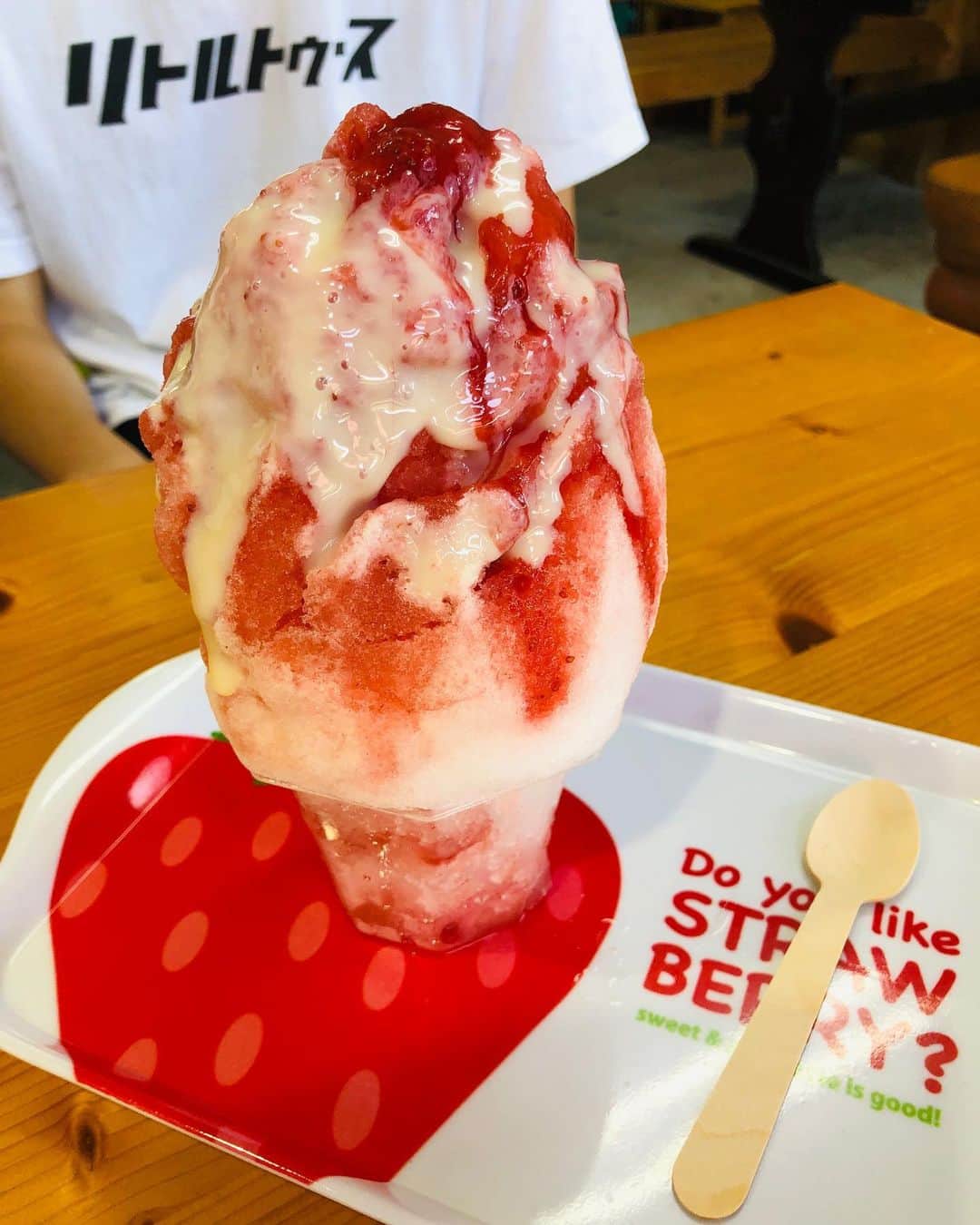亀田誠治のインスタグラム：「今年初かき氷は🍧いちごみるく。😋うんまっ！ #いちご家 🍓 #瀬戸内国際芸術祭 @teshima158」