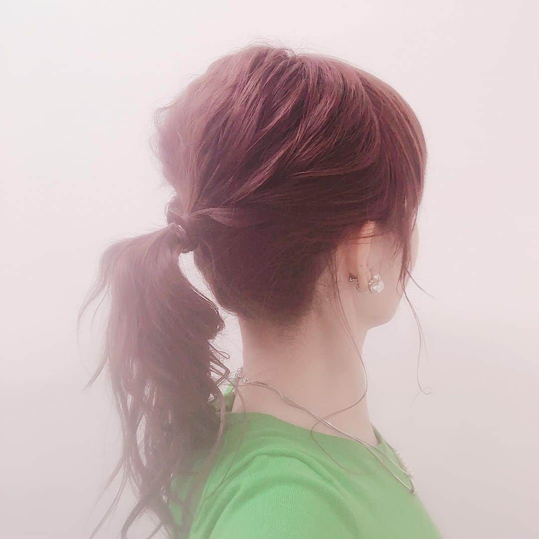 のインスタグラム：「本日の生放送の時のヘアアレンジ✨  可愛いポニーテール💕 トップや毛先のフワッと感とか…プロの方にやって頂くとやっぱり違う🥺✨ 鮮やかグリーンのトップスも大好きな色‼️ 今日も感謝です🙏✨ なんか…最終が…3場全て当たってビックリ😳‼️ 札幌最終と新潟最終は単勝🏇 小倉競馬最終は馬連🏇🏇 ここ最近の負けを考えるとまだまだですが…😅多少返ってきてよかった🤣 北村宏司騎手…復帰後初勝利‼️よかったですね☺️ #岡部玲子 #子育て #主婦 #アラフォーママ #40代突入 #生放送 #ヘアスタイル #ヘアアレンジ #ヘアメイク #スタイリスト #mama #talent #reporter #instagood #f4f #hairarrange #tvshow #horseracing #smile #happy #love」