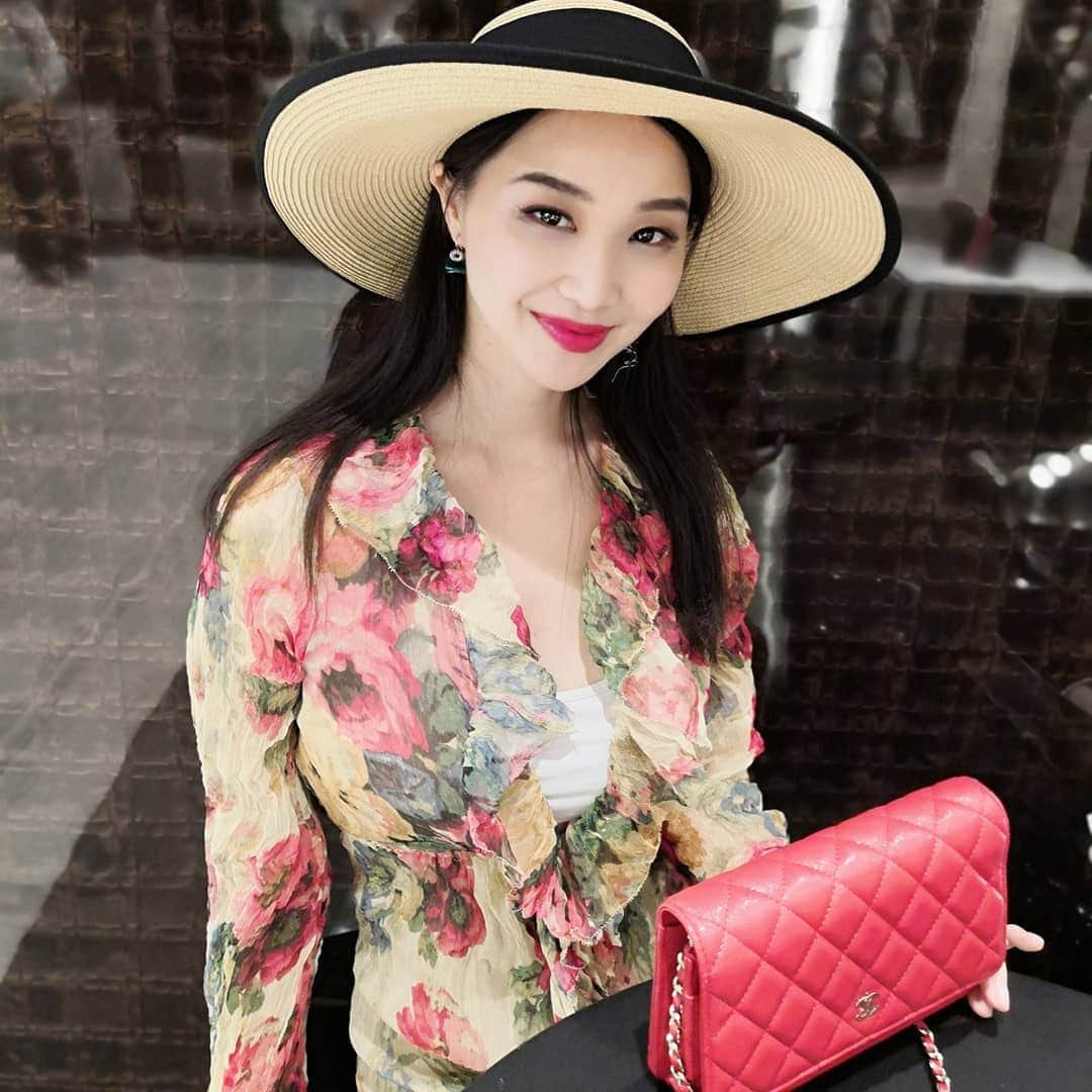 Miyu Toyonagaのインスタグラム：「HOT summer is here in Tokyo 🔥 Sweet break 🍡🍵inside @chanelofficial ginza store. Wearing my favorite @zimmermann summer dress💚」