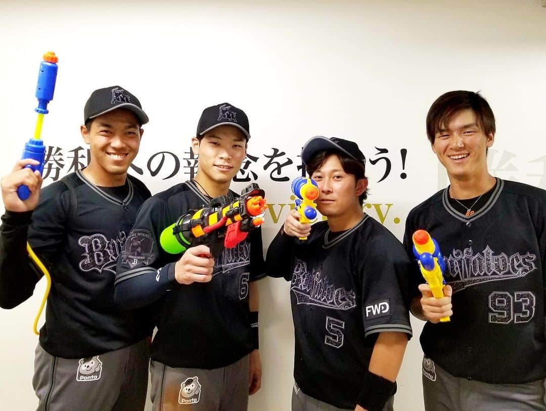 オリックス・バファローズさんのインスタグラム写真 - (オリックス・バファローズInstagram)「#西野真弘 #中川圭太 #佐野皓大 #神戸文也 #Bs水かけ隊 #ブル #ベル #水鉄砲持参 #Bs夏の陣2019 supported by #個別指導キャンパス #成績右肩アガリ #AggressiveBlack #ブラックコーデ #超攻撃型夏の陣 #Bs2019 #buffaloes #baseball #ORIX #プロ野球」8月3日 18時08分 - orix_buffaloes