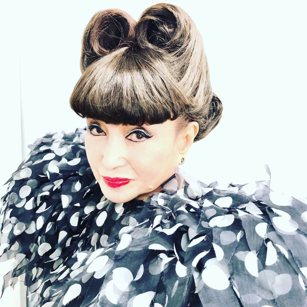 黒柳徹子さんのインスタグラム写真 - (黒柳徹子Instagram)「今日は、『VOGUE JAPAN 』の撮影でした。 新しい髪型に、挑戦してみました。 1950年代のハリウッドの女優さん風ね。 どうかしら、似合ってる？」8月3日 18時18分 - tetsukokuroyanagi