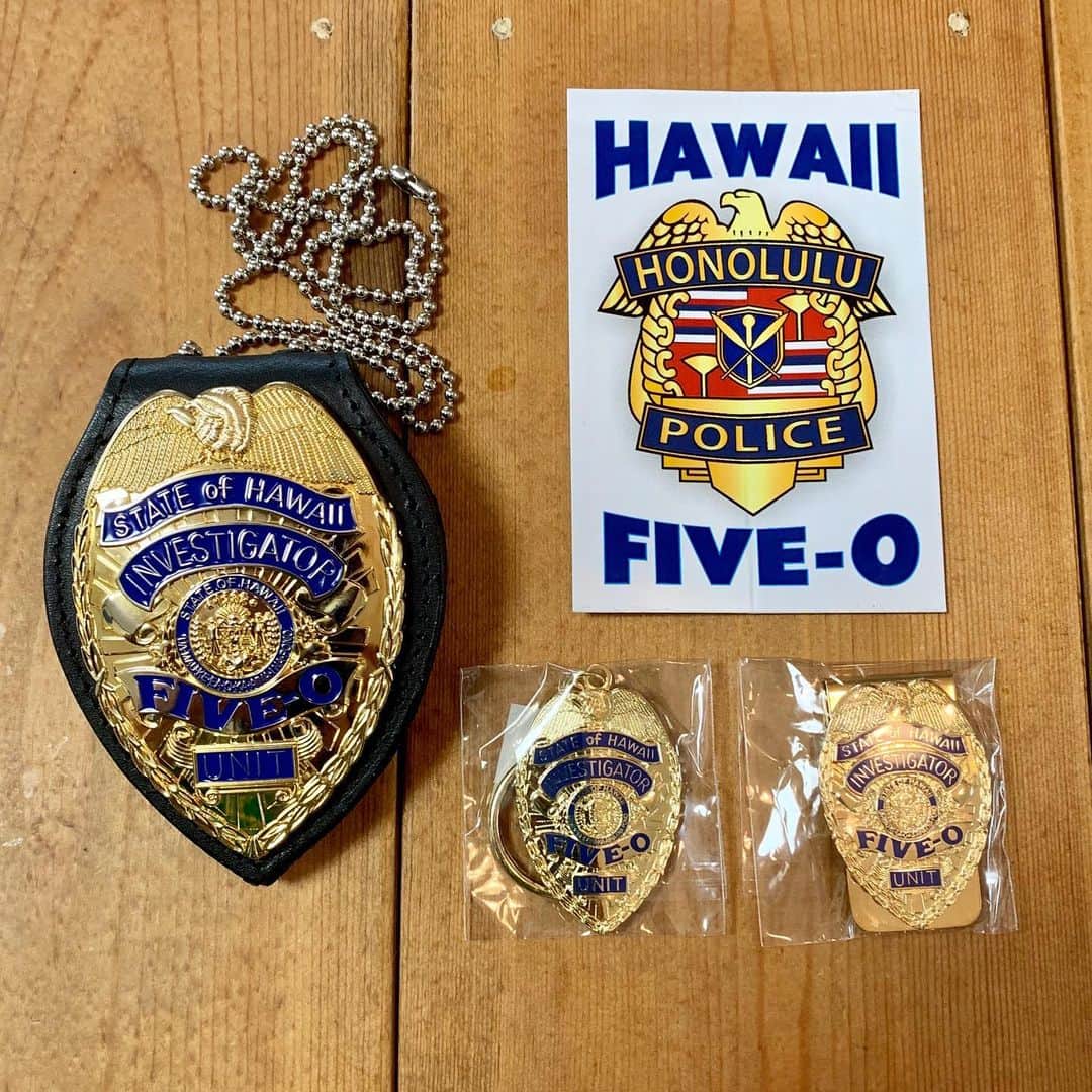 のインスタグラム：「ハワイSPARKの岩田さんがHAWAII FIVE-O グッズを送ってくれた。 ヒルトンハワイアンビレッジ内に関連グッズを販売しているお店があるようだ。 今すぐにでもハワイに行きたい。 岩田さん、ありがとうございました😊  #ハワイ #ハワイ土産 #ハワイ旅行 #ハワイ購入品 #hawaii #spark #スパーク #ハワイファイブオー #hawaiifive0」