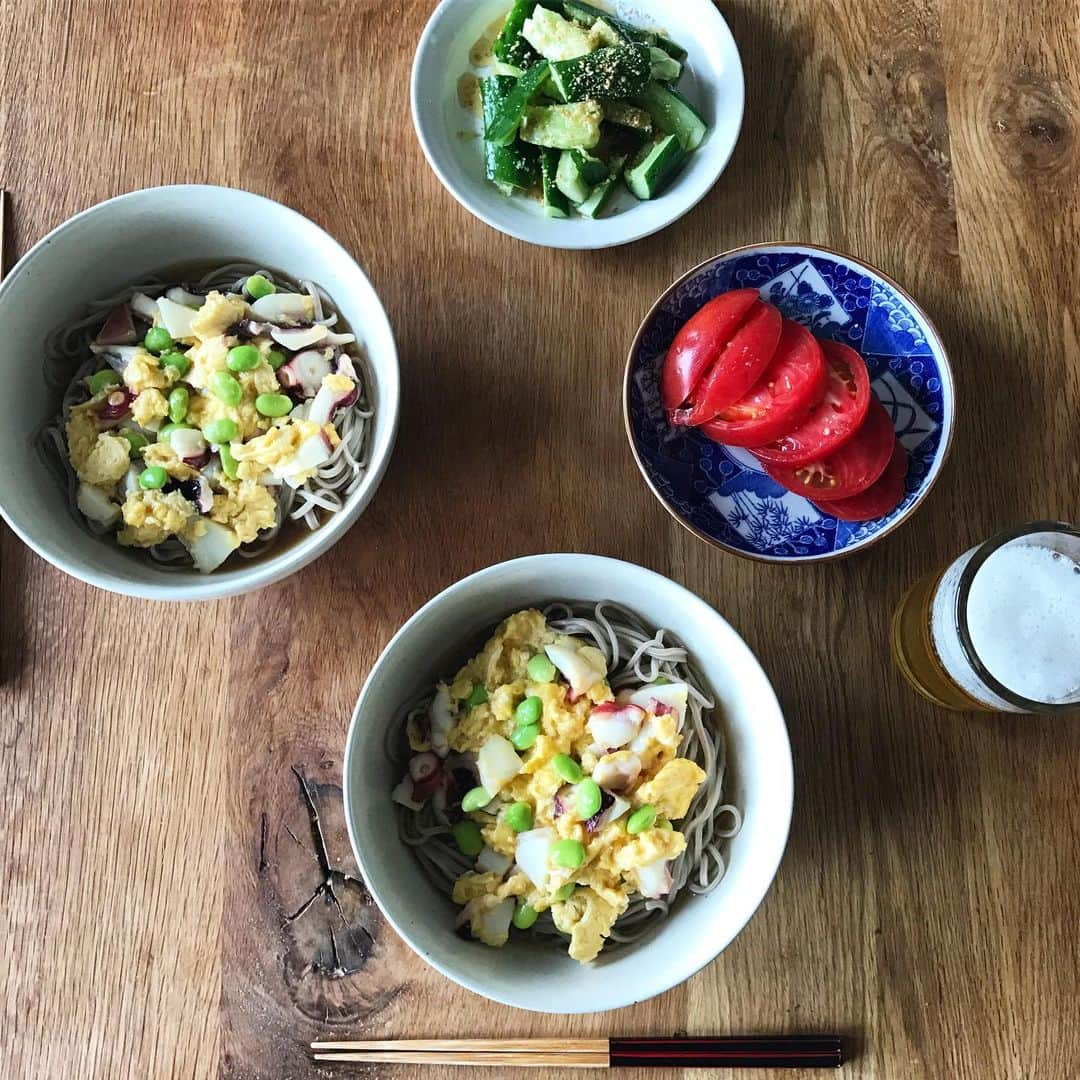 LEEさんのインスタグラム写真 - (LEEInstagram)「枝豆にタコにふわふわ卵  夏休み毎日麺カレンダー、 いよいよゴールが見えてきました。  土曜日は枝豆で麺の日。  リアルに昨日ゆでてビール飲んだ 残りの枝豆使っております。  ワタナベマキさんの 枝豆とタコの卵とじぶっかけそば。  枝豆とタコと卵っていう組み合わせを 思いつくのがすごい。 さすがマキ先生。  で、なんとなく中華っぽいこの卵とじを 和そばに合わせちゃうのがまたすごい。  卵を炒めるときは 油を思い切って多めに使って ふわっふわに仕上げてください。 少ないとボソボソになっちゃうので。  妻からは「お店みたい」いただきました。  タコと卵でたんぱく質たっぷり& GI値の低いそばで、 全国3000万のワークアウト女子、 腹筋女子のみなさんにも おすすめです！  ぷーすけ _ #magazinelee #leeweb #LEE麺 #夏休み毎日麺カレンダー  #そば #ぶっかけそば #麺レシピ #枝豆 #タコ #ワタナベマキ #昼ビール #夜も枝豆でビール飲む #エンドレス」8月3日 18時15分 - magazinelee