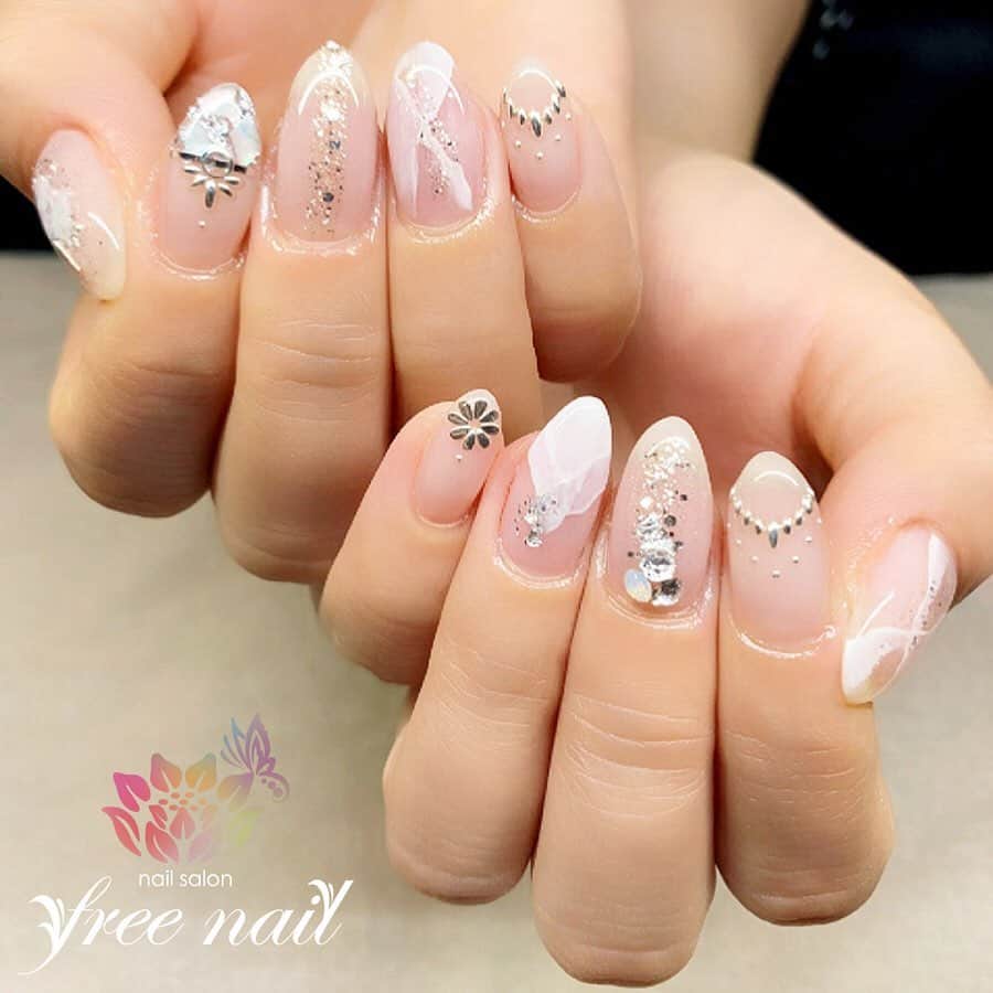 free nail フリーネイルのインスタグラム：「. お客様ネイル💅🏻🌊✨ . クリアホワイト大理石ネイル💠✨ . ヌーディーカラーベースで美爪効果💗✨ . スワイプして動画も見てね☝︎⇨🎬✨ . ご来店ありがとうございました🙇🏻‍♀️🙇🏻‍♀️🙇🏻‍♀️💗 . #ネイル #フリーネイル #ネイルアート #ジェルネイル #ネイルサロン #大阪ネイルサロン #ネイルデザイン #ネイルチェンジ #サマーネイル #透明感ネイル #大理石ネイル #シェルネイル #スタッズネイル #ホワイトネイル #ヌーディーカラーネイル #クリアネイル #デザインネイル #トレンドネイル #人気ネイル #美爪ネイル #夏ネイル #美甲 #日式美甲 #summernails #nailsart #nailsalon #nailsdid #newnails #newnail #freenail」