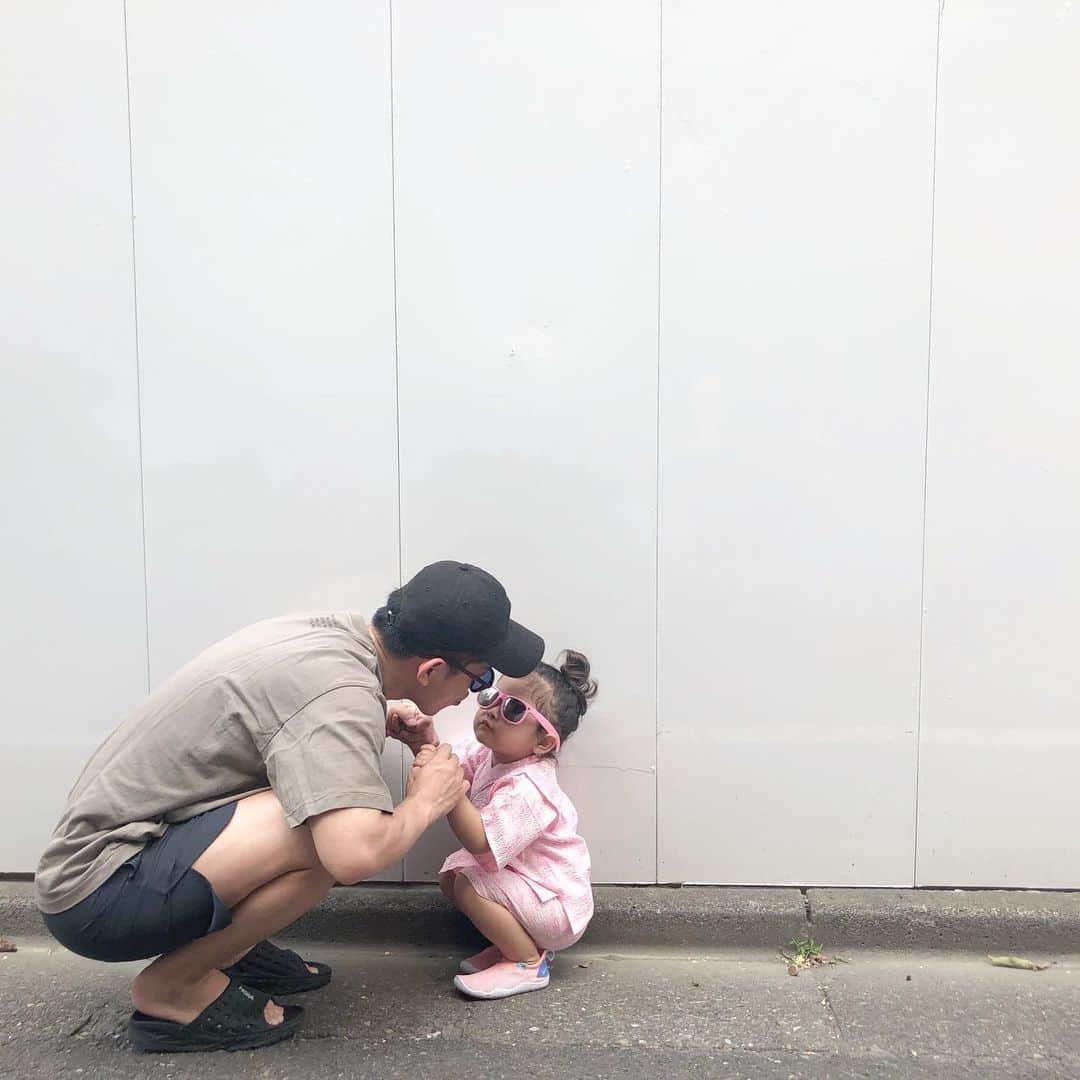 近藤千尋のインスタグラム：「パパと午前中ずっと 一緒にいれて幸せな娘さん💓☺️ ばぁばが作ってくれた甚平を着て…🌻 去年のプールをどこにしまったか わからなくなってしまい、、、 昨日新しいのを買いに行ったのに… 倉庫で発見してしまった😭笑 今年は二つ出したら みんな泳ぎにきてくれる？笑🤔❤️ #まったり休日 #あついあついあつい #プールしたらたくさん寝てくれる 笑」