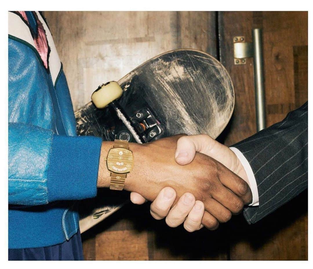ELLE Czechさんのインスタグラム写真 - (ELLE CzechInstagram)「Nová kampaň na Gucci hodinky Grip a G-Timeless je inspirována jednoduchým lidským gestem - podáním ruky. Za kameru se postavil nizozemský fotograf Ari Marcopoulos, který si vybral rozmanité modely a osobnosti, na které mohl narazit na cestách.  _____ #ELLEczech #GucciTimepieces #AlessandroMichele」8月3日 18時16分 - elleczech