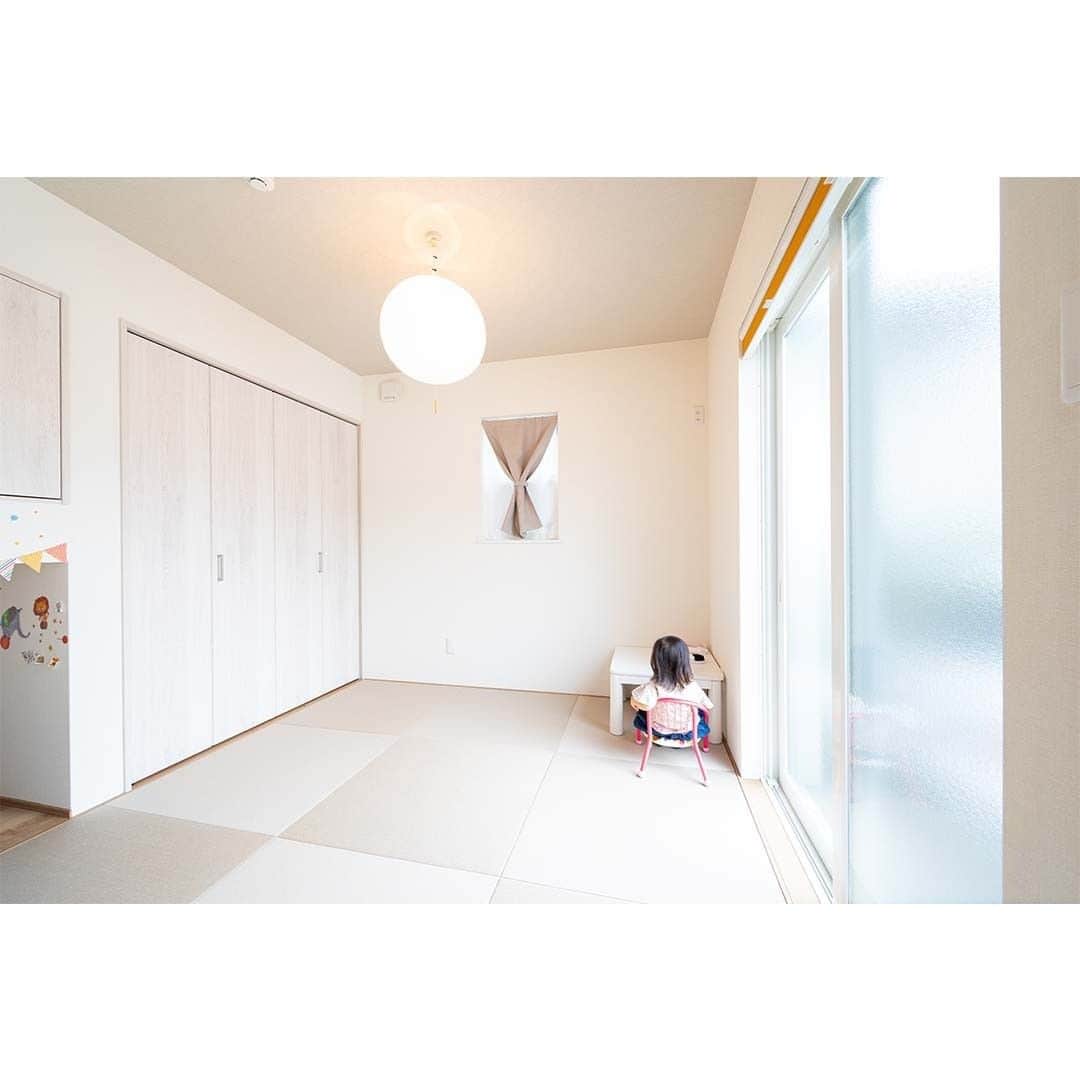 homelife 夢を叶える暮らし方のインスタグラム：「【和室でゴロゴロ】 . . 畳の上でゴロゴロできる和室は絶対に欲しいですよね。 夏の暑い日に和室で昼寝が最高です！ . . こちらのお家はアーキホームライフのお施主様邸の施工写真です。 その他の施工写真は、 @homelife_gallery のURLからご覧いただけます。 . . #和室 #畳 #和室スペース #和室好き #家族団らん #和室のある家 #理想の家 #収納 #マイホーム計画 #ローコスト住宅 #マイホーム #夢のマイホーム#福知山 #豊岡 #加東 #姫路 #注文住宅 #自由設計 #デザイン住宅 #myhome #family #house #home #homelife_京都 #homelife_大阪 #homelife_兵庫 #ホームライフ #ホームライフ100 #アーキホームライフ」
