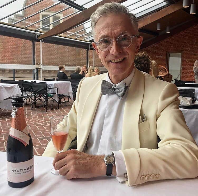 チェスターバリーのインスタグラム：「Yet another fantastic shot of @greyfoxblog suited and booted in his made to measure CB suit for a summer’s evening at Glyndebourne to watch the production of Die Zauberflōte.  Throughout the summer season David has expertly demonstrated that Chester Barrie will ensure you are looking your best time and time again over the years to come with timeless style and classic British tailoring.  The perfect combination with @nyetimber and the rosé a particularly good choice for an afternoon at Glyndebourne.  Visit our website for further information on the MtM service. . . . . #glyndebourne #tuxedo#heatwave#regram#repost#CBstyle#SavileRow#tailoring#menswear#suit#mensfashion#style#chesterbarrie#Britishfashion#formalsuit#formalsuit#formalwear#eveningwear#styleinspiration#menslifestyle#occassionwear#Tuxedo#DinnerJacket#MensFashion#MensStyle #Style#MenwithStyle​ #glyndebourne#eveningsuit#dinnerjacket#blacktie#englishseason #eveningstyle#blacktie #nyetimber #opera#dinnerjacket #greyfoxstyles」