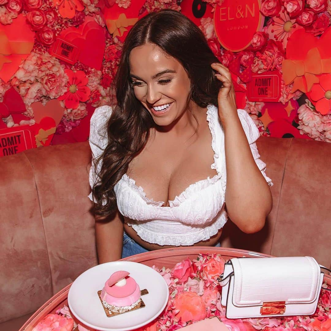 ヴィッキー・パティソンさんのインスタグラム写真 - (ヴィッキー・パティソンInstagram)「Oh little pink cake... you’re so funny 😂🧁💃🏻🌺 Outfit Tagged.」8月3日 18時30分 - vickypattison