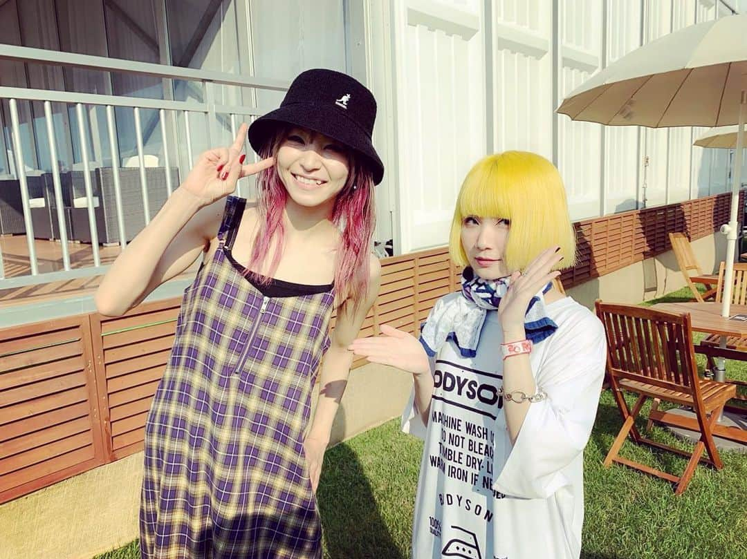 LiSAさんのインスタグラム写真 - (LiSAInstagram)「Reolちゃん、@rrreol999 表現も音楽も歌もほんんんんっとカッコイイ🐣 大好きーーーー🐣♡お疲れ様ぁー☻♡ #RIJF2019 #Reol #LiSA」8月3日 18時30分 - xlisa_olivex