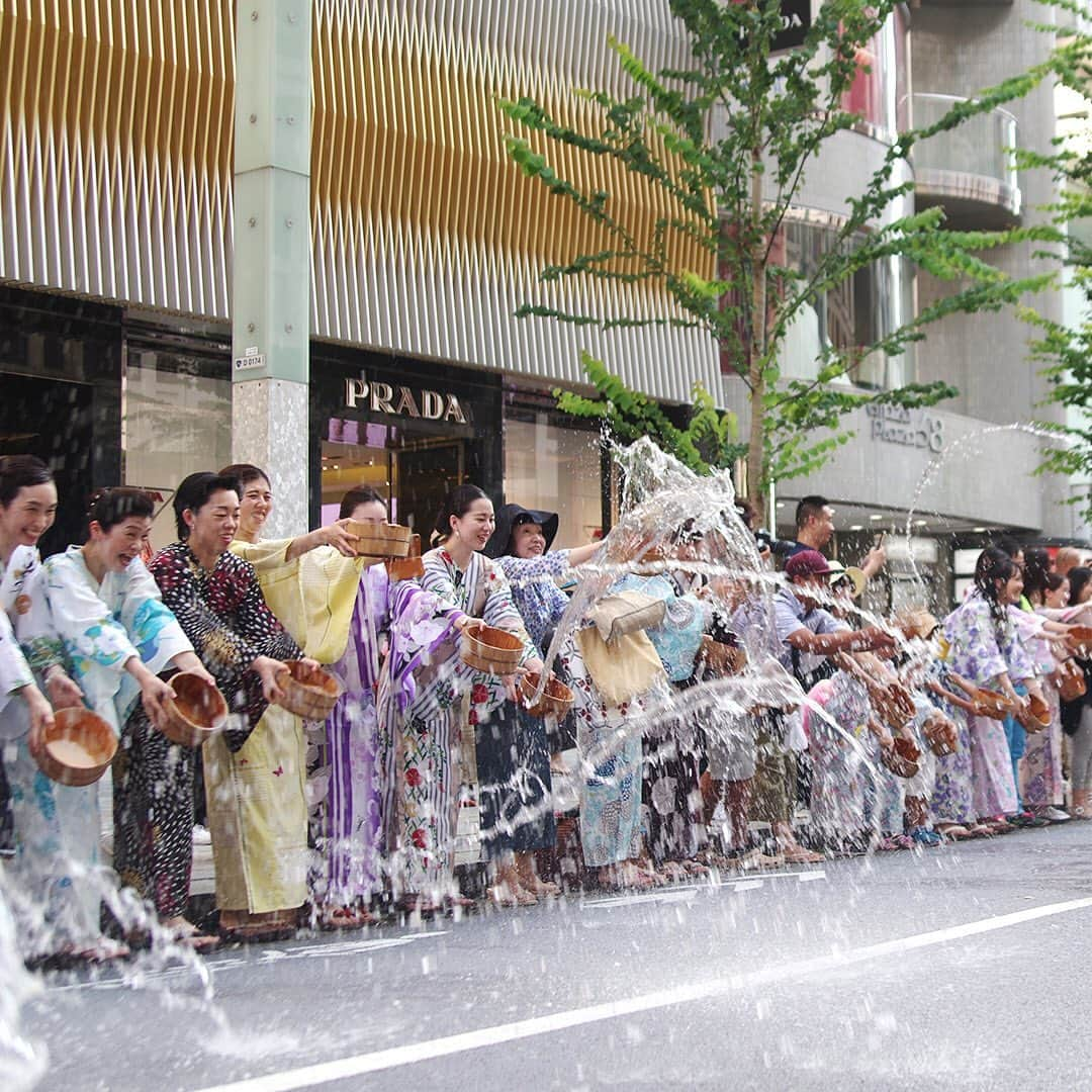 SHISEIDO THE GINZAさんのインスタグラム写真 - (SHISEIDO THE GINZAInstagram)「【銀座の夏の風物詩「ゆかたで銀ぶら」】 本日8月3日（土）、銀座の街では毎年恒例の夏の風物詩「ゆかたで銀ぶら」が開催されました。 打ち水や風鈴の絵付け体験、和太鼓の路上演奏や出張水族館などの催しや、各店での和のおもてなしなど、もりだくさん。通りにはたくさんの涼やかなゆかた姿のかたがたが、街歩きを楽しんでいました。  #shiseidothestore #ゆかたで銀ぶら #ゆかたで銀ぶら2019 #ゆかた #浴衣 #銀座 #tokyoginza #夏 #summer」8月3日 18時31分 - shiseidothestore