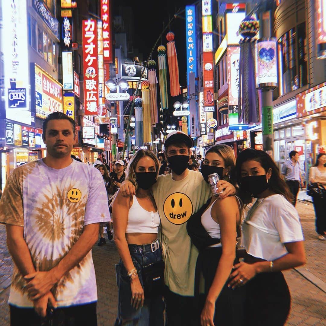 ケリア・モニーツさんのインスタグラム写真 - (ケリア・モニーツInstagram)「I swear our trip wasn’t as awkward as this family photo 🧡🧡😂 Tokyo you are the best, bye」8月3日 18時34分 - keliamoniz
