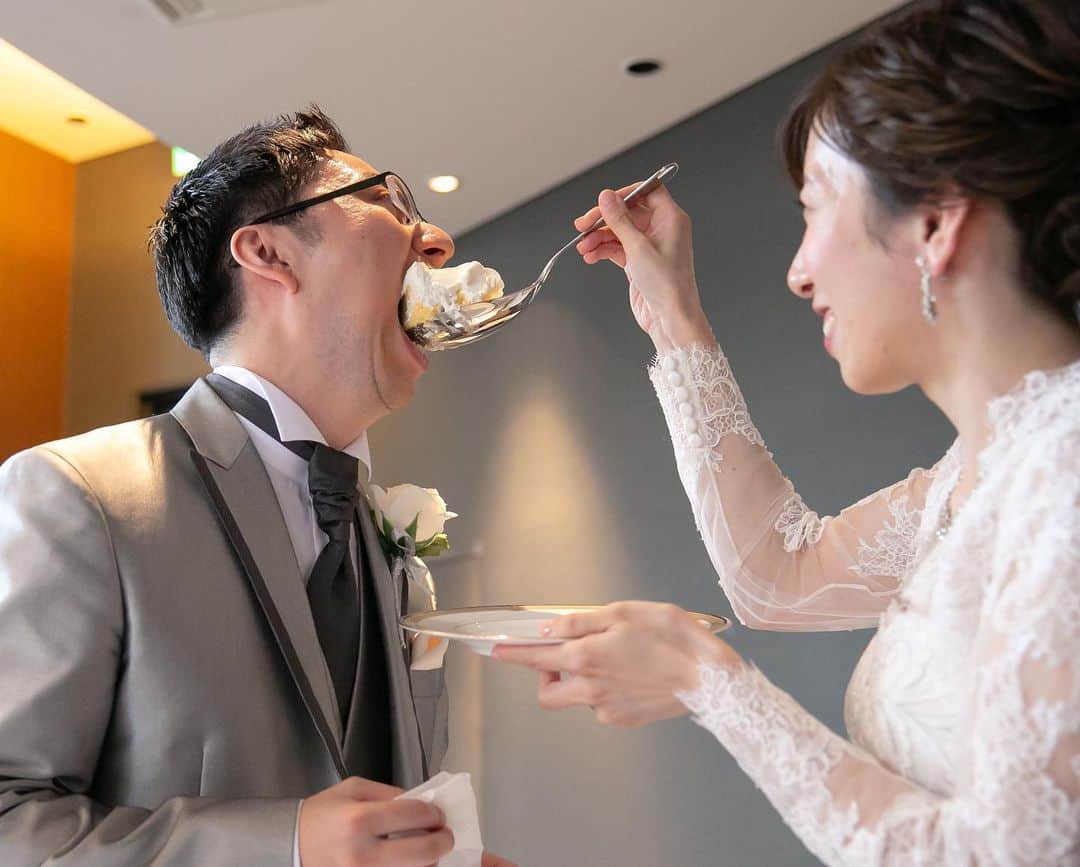 【公式】小さな結婚式さんのインスタグラム写真 - (【公式】小さな結婚式Instagram)「@petit.wedding をフォローしてね♩ #小さな結婚式 をつけてのお写真投稿も大歓迎です♡ こちらの公式IGでリグラムさせていただきます＊ .  披露宴の中でも大人気な演出 #ファーストバイトシーン をお披露目♡ フルーツたっぷりの色鮮やかなケーキが 幸せ溢れるシーンに華を添えます＾＾ >>小さな結婚式品川店 . ——————— #小さな結婚式  #petitwedding #前撮り #結婚式  #プレ花嫁 #卒花 #アットホーム #少人数 #家族婚 #少人数結婚式 #ウェディング #ウェディングドレス #wedding #bridal #weddingdress #花嫁 #結婚式準備 #式場探し #日本中のプレ花嫁さまと繋がりたい #結婚式の思い出に浸る会 #結婚準備 #ウェディングケーキ #ファーストバイト」8月3日 18時37分 - petit.wedding