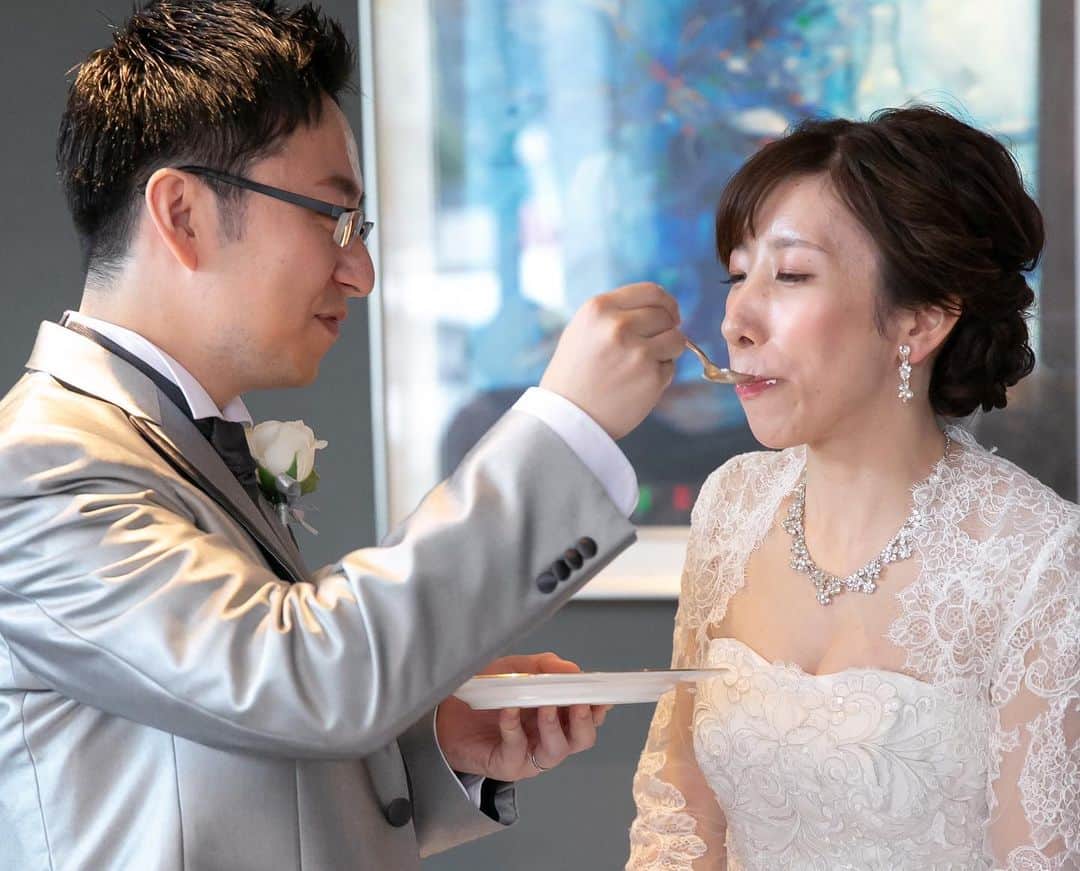 【公式】小さな結婚式さんのインスタグラム写真 - (【公式】小さな結婚式Instagram)「@petit.wedding をフォローしてね♩ #小さな結婚式 をつけてのお写真投稿も大歓迎です♡ こちらの公式IGでリグラムさせていただきます＊ .  披露宴の中でも大人気な演出 #ファーストバイトシーン をお披露目♡ フルーツたっぷりの色鮮やかなケーキが 幸せ溢れるシーンに華を添えます＾＾ >>小さな結婚式品川店 . ——————— #小さな結婚式  #petitwedding #前撮り #結婚式  #プレ花嫁 #卒花 #アットホーム #少人数 #家族婚 #少人数結婚式 #ウェディング #ウェディングドレス #wedding #bridal #weddingdress #花嫁 #結婚式準備 #式場探し #日本中のプレ花嫁さまと繋がりたい #結婚式の思い出に浸る会 #結婚準備 #ウェディングケーキ #ファーストバイト」8月3日 18時37分 - petit.wedding