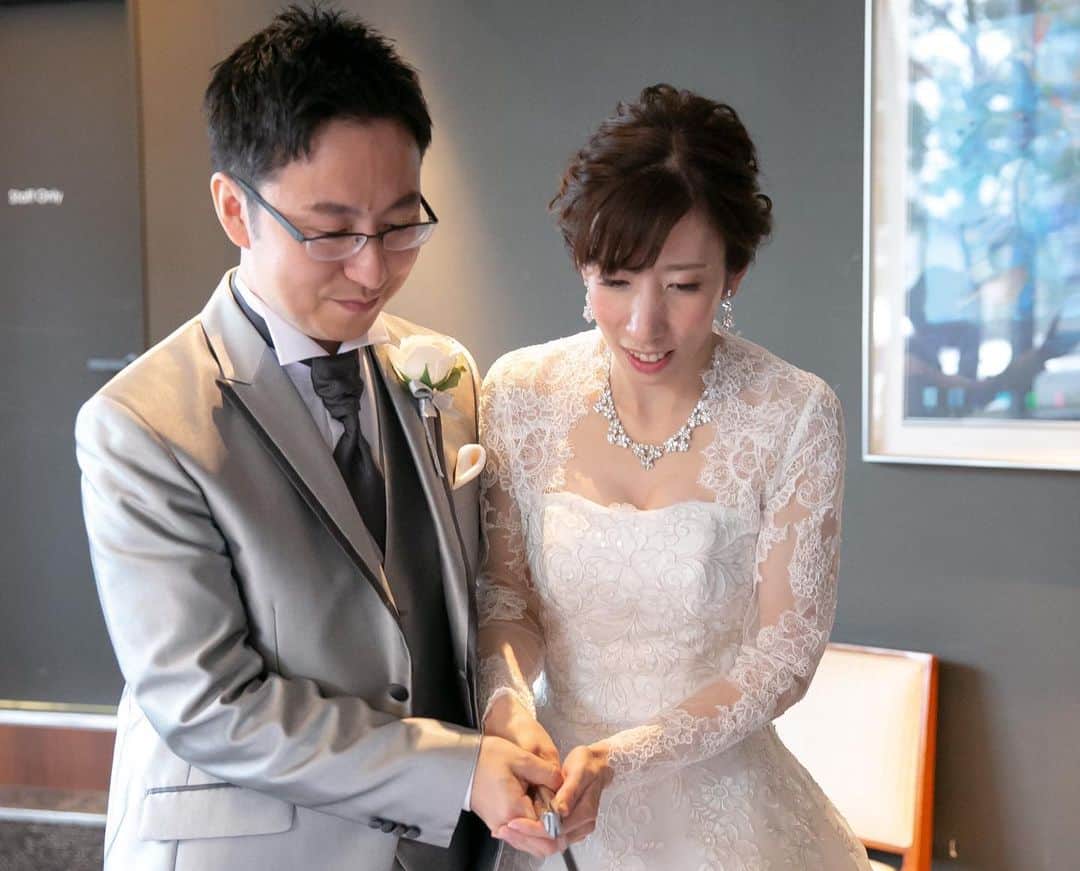 【公式】小さな結婚式さんのインスタグラム写真 - (【公式】小さな結婚式Instagram)「@petit.wedding をフォローしてね♩ #小さな結婚式 をつけてのお写真投稿も大歓迎です♡ こちらの公式IGでリグラムさせていただきます＊ .  披露宴の中でも大人気な演出 #ファーストバイトシーン をお披露目♡ フルーツたっぷりの色鮮やかなケーキが 幸せ溢れるシーンに華を添えます＾＾ >>小さな結婚式品川店 . ——————— #小さな結婚式  #petitwedding #前撮り #結婚式  #プレ花嫁 #卒花 #アットホーム #少人数 #家族婚 #少人数結婚式 #ウェディング #ウェディングドレス #wedding #bridal #weddingdress #花嫁 #結婚式準備 #式場探し #日本中のプレ花嫁さまと繋がりたい #結婚式の思い出に浸る会 #結婚準備 #ウェディングケーキ #ファーストバイト」8月3日 18時37分 - petit.wedding