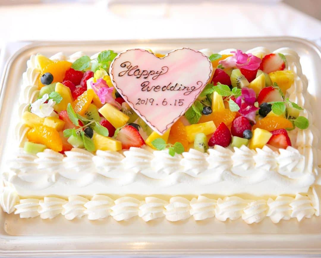 【公式】小さな結婚式さんのインスタグラム写真 - (【公式】小さな結婚式Instagram)「@petit.wedding をフォローしてね♩ #小さな結婚式 をつけてのお写真投稿も大歓迎です♡ こちらの公式IGでリグラムさせていただきます＊ .  披露宴の中でも大人気な演出 #ファーストバイトシーン をお披露目♡ フルーツたっぷりの色鮮やかなケーキが 幸せ溢れるシーンに華を添えます＾＾ >>小さな結婚式品川店 . ——————— #小さな結婚式  #petitwedding #前撮り #結婚式  #プレ花嫁 #卒花 #アットホーム #少人数 #家族婚 #少人数結婚式 #ウェディング #ウェディングドレス #wedding #bridal #weddingdress #花嫁 #結婚式準備 #式場探し #日本中のプレ花嫁さまと繋がりたい #結婚式の思い出に浸る会 #結婚準備 #ウェディングケーキ #ファーストバイト」8月3日 18時37分 - petit.wedding