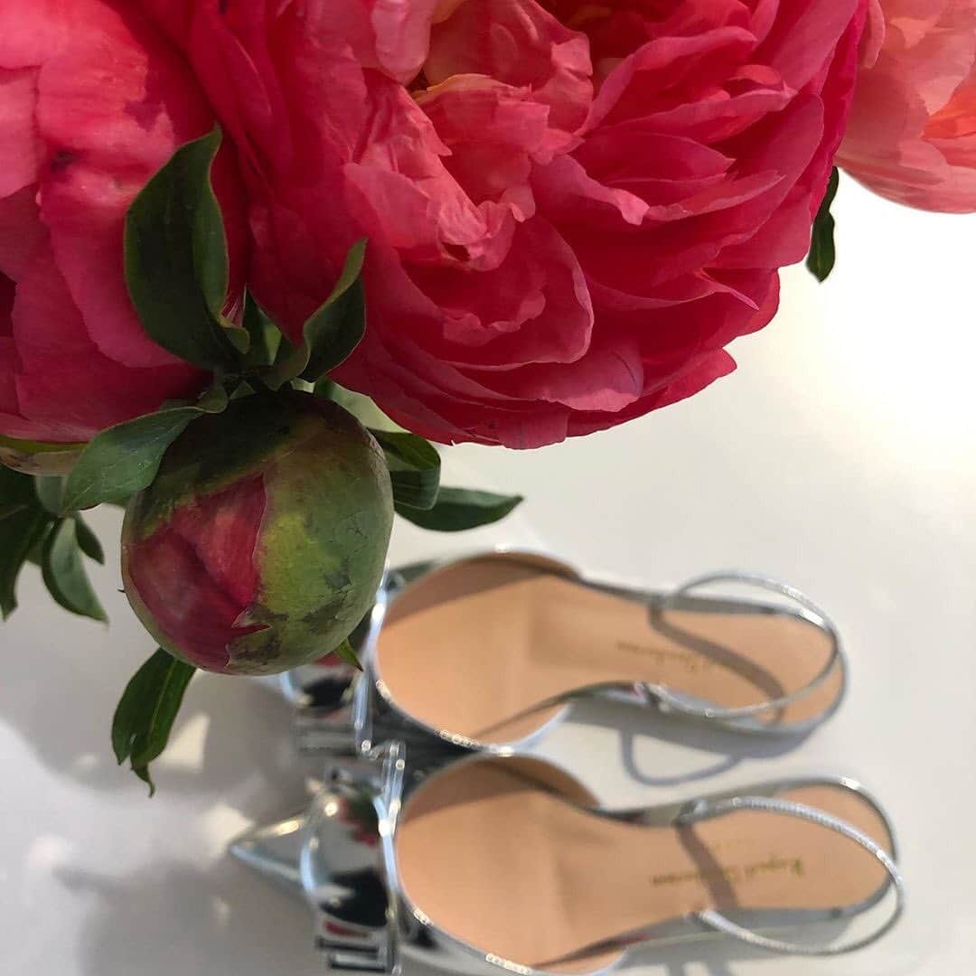 のインスタグラム：「Sneak peek | Introducing Belinda from our #Resort20 collection, dropping later this year | #SilverShoes #Flats #WeddingShoes #SneakPeek #RupertSanderson | 📸 @novaresewedding」