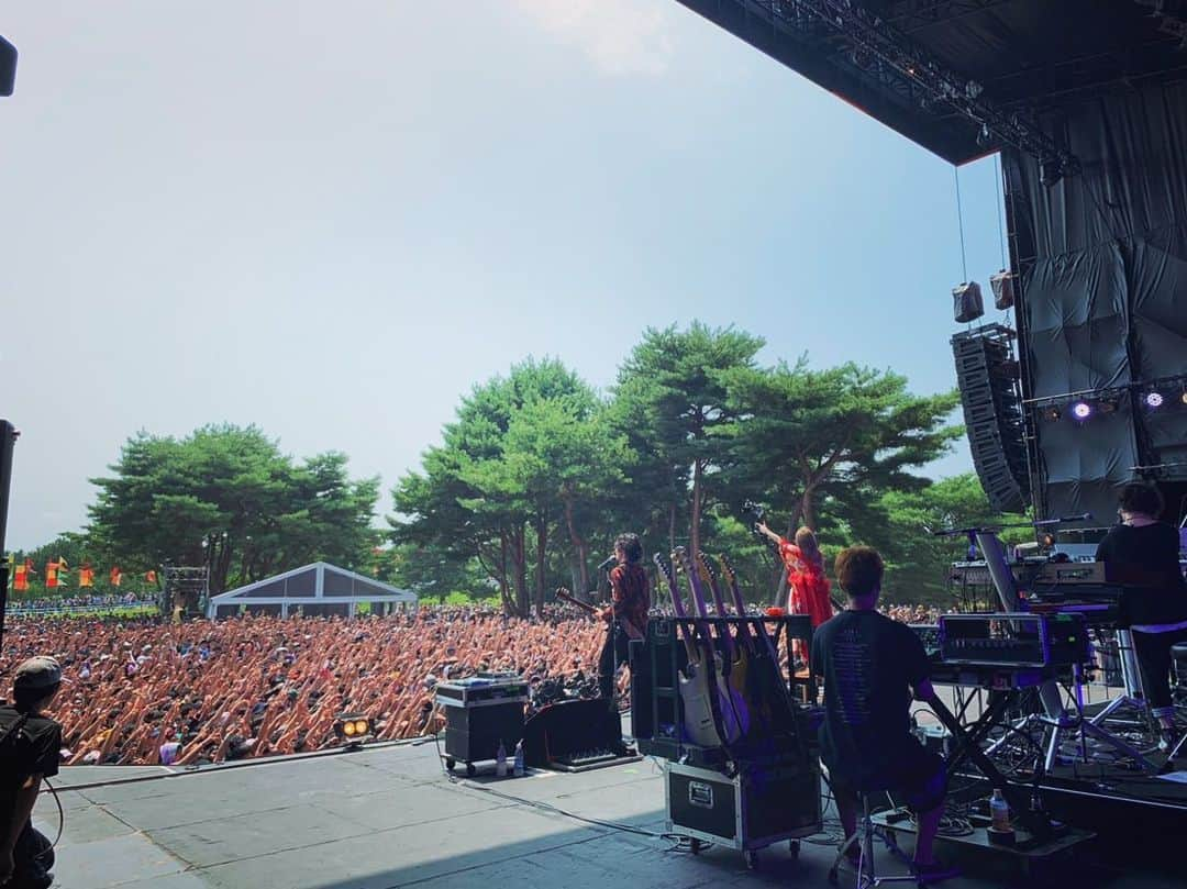 LiSAさんのインスタグラム写真 - (LiSAInstagram)「#RIJF2019 #PARKSTAGE  かんかん照りの太陽の下。暑い昼間を任されたからこそ、止まったらダメだと思って、攻めすぎた。みんな置いていかないか心配だったけど、みんな大丈夫？ トレーニングしてるしツアー中だから、私正直めちゃ体力上がりすぎて全然平気🤭 なんじゃこりゃーーー！ってくらいたくさんの方が遊んでくれて、最高な夏でした。 遊んでくれたみんな、2019年ロッキン。今年もありがとうございましたっ。」8月3日 18時51分 - xlisa_olivex