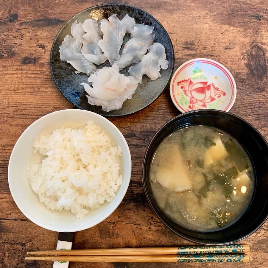 香月ハルさんのインスタグラム写真 - (香月ハルInstagram)「ヒラメは一晩冷蔵庫で寝かせて刺身定食にして食べたよ🥺💓 白身魚はねかせると旨味が凝縮するよね‥🥺 まじでヒラメちゃん最高だわさ🥺❤️ #釣り #魚 #ヒラメ #ヒラメ釣り #ヒラメ定食 #刺身定食 #香月飯」8月3日 19時02分 - halu_kazuki