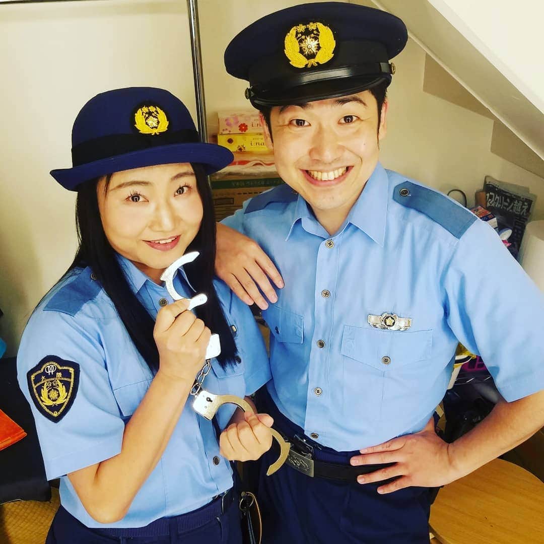 レイチェルのインスタグラム：「今週のNGKにて、  久しぶりに、  珠代ねーさんとの警官コンビをやらせていただいておりますよ！  毎日たぁのぉしぃーーーですよ！  てことで、宜しかったら是非是非っ劇場に遊びにいらして下さいね！  お待ちしておりマウストゥーマウス！！！！！ 😁😁😁😁😁😁🎶🎶🎶🎶🎶🎶✨✨✨✨✨✨✨」