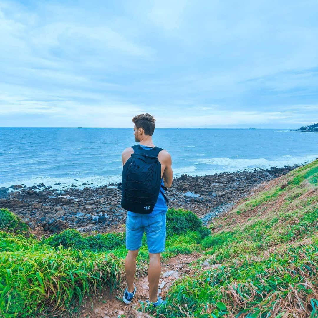 CABINZEROさんのインスタグラム写真 - (CABINZEROInstagram)「"To Travel is to Live" - Hans Christian Andersen | ADV Dry 30L bag! 🌊🌊🌊#oceanbreeze #cabinzero #travel #waterproof #adv #dry #carry #your #trip #love #beaches #cabinzero」8月3日 18時55分 - cabinzero