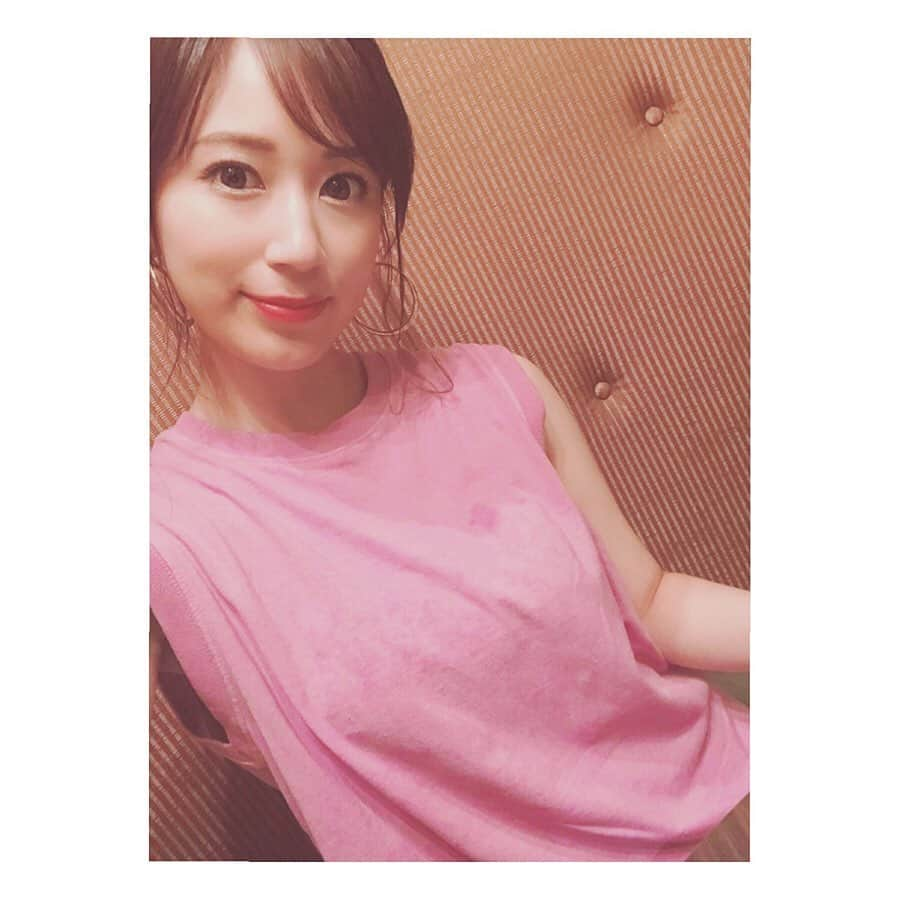 木村愛里さんのインスタグラム写真 - (木村愛里Instagram)「⋆ 先日の大阪を振り返り🐙 ㅤㅤㅤㅤㅤㅤㅤㅤㅤㅤㅤㅤㅤ １枚目❤️雨に濡れる(でもキメる) ２つ目💛宿泊先 ３つ目💙ジャグジー ４つ目🧡部屋からの夜景 ５枚目💚激うまかすうどん ㅤㅤㅤㅤㅤㅤㅤㅤㅤㅤㅤㅤㅤ ㅤㅤㅤㅤㅤㅤㅤㅤㅤㅤㅤㅤㅤ 宿泊先は おしゃれ民泊の進化版 アパートメントホテル🤭❤️ @minn.hotel  ㅤㅤㅤㅤㅤㅤㅤㅤㅤㅤㅤㅤㅤ 大きなベッドにキッチンにリビングに ジャグジーもついて(お風呂も有) 高級マンションのような雰囲気を 超お得に泊まれる🙆‍♀️❤️ ㅤㅤㅤㅤㅤㅤㅤㅤㅤㅤㅤㅤㅤ １部屋の料金だし広いし 友達家族とか何組かのカップルとか 大勢の利用に めちゃくちゃ良し🙆‍♀️ ㅤㅤㅤㅤㅤㅤㅤㅤㅤㅤㅤㅤㅤ 高級ホテルに泊まる家族分の金額を考えたら こういった おしゃれ民泊の形が どんどん広がっていくんだろうなぁと思った☺️👏 ㅤㅤㅤㅤㅤㅤㅤㅤㅤㅤㅤㅤㅤ 洗濯機もついてたから めっちゃ洗濯した🤣助かる！ ㅤㅤㅤㅤㅤㅤㅤㅤㅤㅤㅤㅤㅤ ㅤㅤㅤㅤㅤㅤㅤㅤㅤㅤㅤㅤㅤ そして シメに食べたかすうどん🍜 龍ノ巣🐲 焼肉屋さんなのに わざわざ うどんを食べに深夜に訪問。 串揚げで お腹いっぱいだったはずなのに においにやられて お肉も食べました。  ㅤㅤㅤㅤㅤㅤㅤㅤㅤㅤㅤㅤㅤ ㅤㅤㅤㅤㅤㅤㅤㅤㅤㅤㅤㅤㅤ #大阪 #大阪旅行 #あいり旅✈️ #民泊 #アパートメントホテル #かすうどん #龍ノ巣 #minn #minpaku #udon #squeeze #osaka」8月3日 18時57分 - airi_official