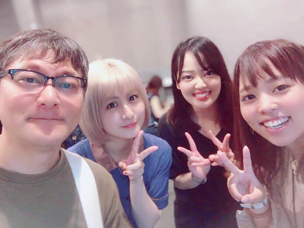 吉田有里のインスタグラム：「8月1日より ディズニー・チャンネルで放送スタートしました 「ふしぎの国 アンフィビア」にて ポリー役で出演させて頂いております！ それぞれのキャラクターがとっても濃く、非常に面白くて素敵な作品です…！ みんなとても表情豊かで、アフレコ現場で笑いを堪えるのが本当に大変です！(堪えられていません) お子さんから大人まで、みんなで楽しめる作品です、是非ともよろしくお願い致します🙋‍♀️✨ ポリーはピンクのおたまじゃくしです💕 (可愛い見た目でブラックなところが垣間見えるのがポイントです) アン役・佐藤里緒さん、スプリグ役・弘松芹香さん、ホップポップ役・宮崎敦吉さんと🐸 (アン、お兄ちゃん、おじいちゃんとプランター家族写真) #ふしぎの国アンフィビア #Amphibia #ディズニーチャンネル #佐藤里緒 さん #弘松芹香 さん #宮崎敦吉 さん」