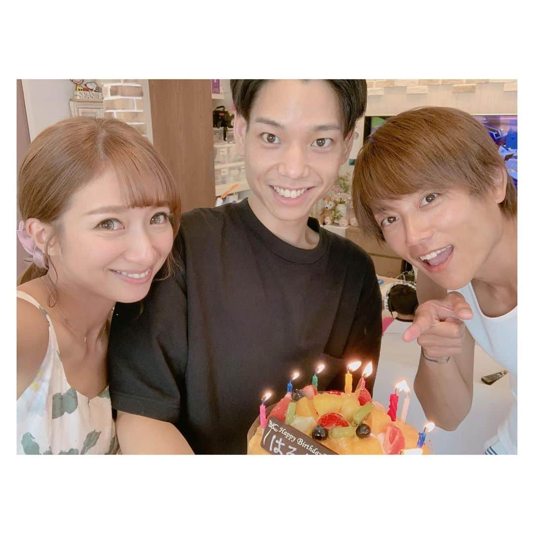 辻希美さんのインスタグラム写真 - (辻希美Instagram)「友達の誕生日のお祝いしたよ(๑^︶^๑)･.｡:*･💕💕✨ #先月 #お誕生日 #28歳 #ハルキ #子ども達の宿題もみてくれました #感謝 #ありがとう #そしておめでとう #😘💕」8月3日 18時57分 - tsujinozomi_official