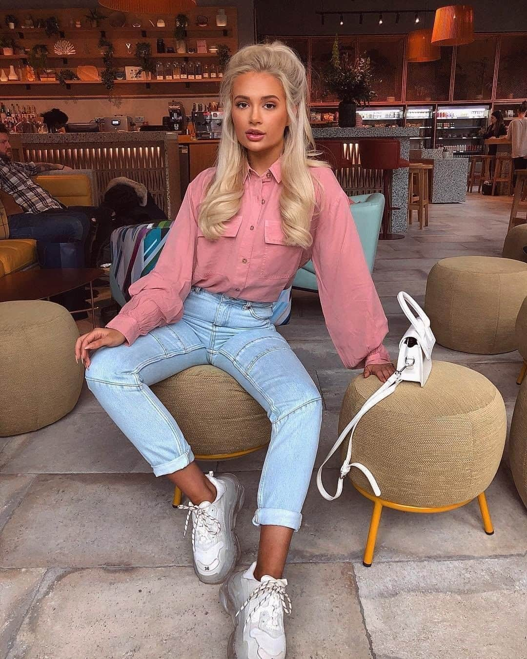 トップショップさんのインスタグラム写真 - (トップショップInstagram)「@mollymaehague in our Mom jeans. It is what it is 🤷‍♀ Tap to shop or shop via the 🔗 in bio.」8月3日 19時00分 - topshop