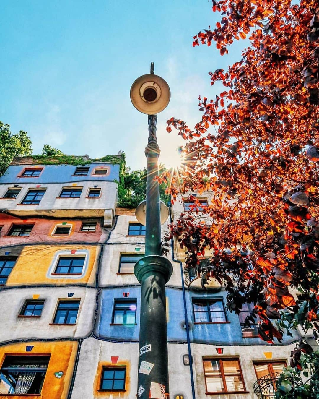 Wien | Viennaさんのインスタグラム写真 - (Wien | ViennaInstagram)「Looking for beautiful places to explore in #Vienna? We want to share with you these four photographed by @marcotamby!  1. Sünn Hof - a beautiful Passage filled with umbrellas 2. The many small alleys in the seventh district 3. Hundertwasserhouse 4. Belvedere Palace Which one of these photos is your favourite? ☂🌱🌈☀️ #ViennaNow」8月3日 19時10分 - viennatouristboard