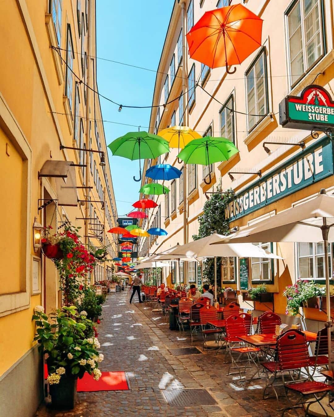 Wien | Viennaさんのインスタグラム写真 - (Wien | ViennaInstagram)「Looking for beautiful places to explore in #Vienna? We want to share with you these four photographed by @marcotamby!  1. Sünn Hof - a beautiful Passage filled with umbrellas 2. The many small alleys in the seventh district 3. Hundertwasserhouse 4. Belvedere Palace Which one of these photos is your favourite? ☂🌱🌈☀️ #ViennaNow」8月3日 19時10分 - viennatouristboard