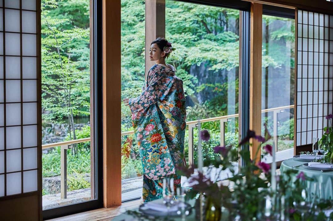 ガーデンレストラン徳川園さんのインスタグラム写真 - (ガーデンレストラン徳川園Instagram)「・ 四季折々の表情を魅せてくれる 広大な日本庭園『徳川園』 * 大きな窓から広がる景色と おもてなしの料理で 大切なゲストをおもてなし いただけます * * * 他のお写真は下記アカウントより  @tokugawaen_wedding_location ▶︎徳川園ロケーションaccount  @tokugawaen_wedding_wastyle ▶︎和装スタイルaccount  @tokugawaen_ wedding_report ▶︎ウエディングレポートaccount * ****************** ウエディングのお問い合わせは プロフィール欄のURL公式HPからどうぞ🎵 Heritage Bridal Collection ガーデンレストラン徳川園 http://www.heritage.jp/tokugawaen/ ☎︎0120-677-875」8月3日 19時09分 - tokugawaen_wedding