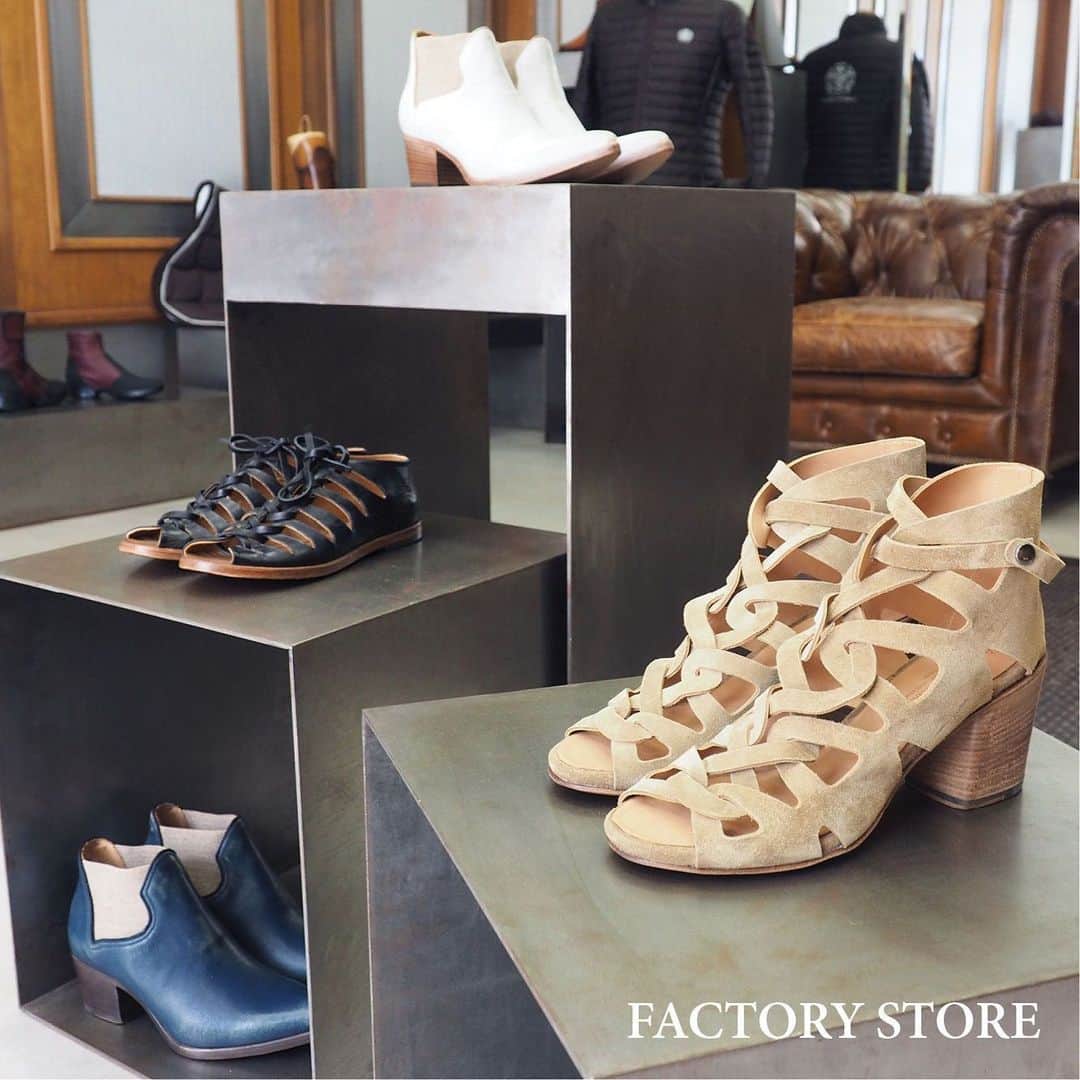 のインスタグラム：「Our Factory Store will be open until Saturday 10 August, from Tuesday to Friday from 14.30 to 19.30 - Saturday from 10.00 to 12.30 and from 17.00 to 19.30. Come to visit us.  #albertofasciani #factorystore #luxuryshoes #leathershoes #handmade #ridingboots #showjumping #equestrianlifestyle #calzature #calzaturedilusso #modaitaliana #madeinitaly #gentleman #lusso #boutique」