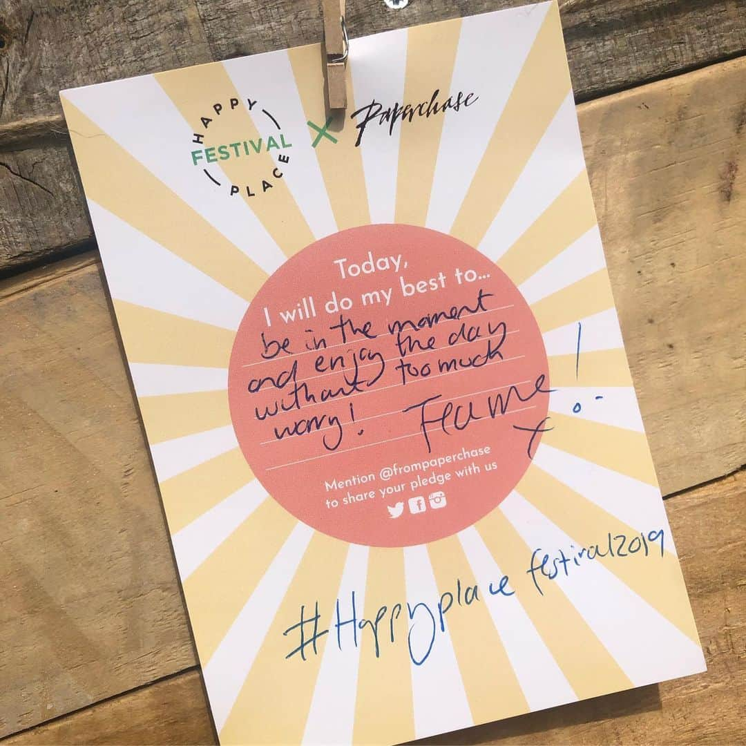 ファーン・コットンさんのインスタグラム写真 - (ファーン・コットンInstagram)「Be in the moment and enjoy the day without too much worry! My pledge at the @frompaperchase Pledge Wall #happyplacefestival」8月3日 19時05分 - fearnecotton