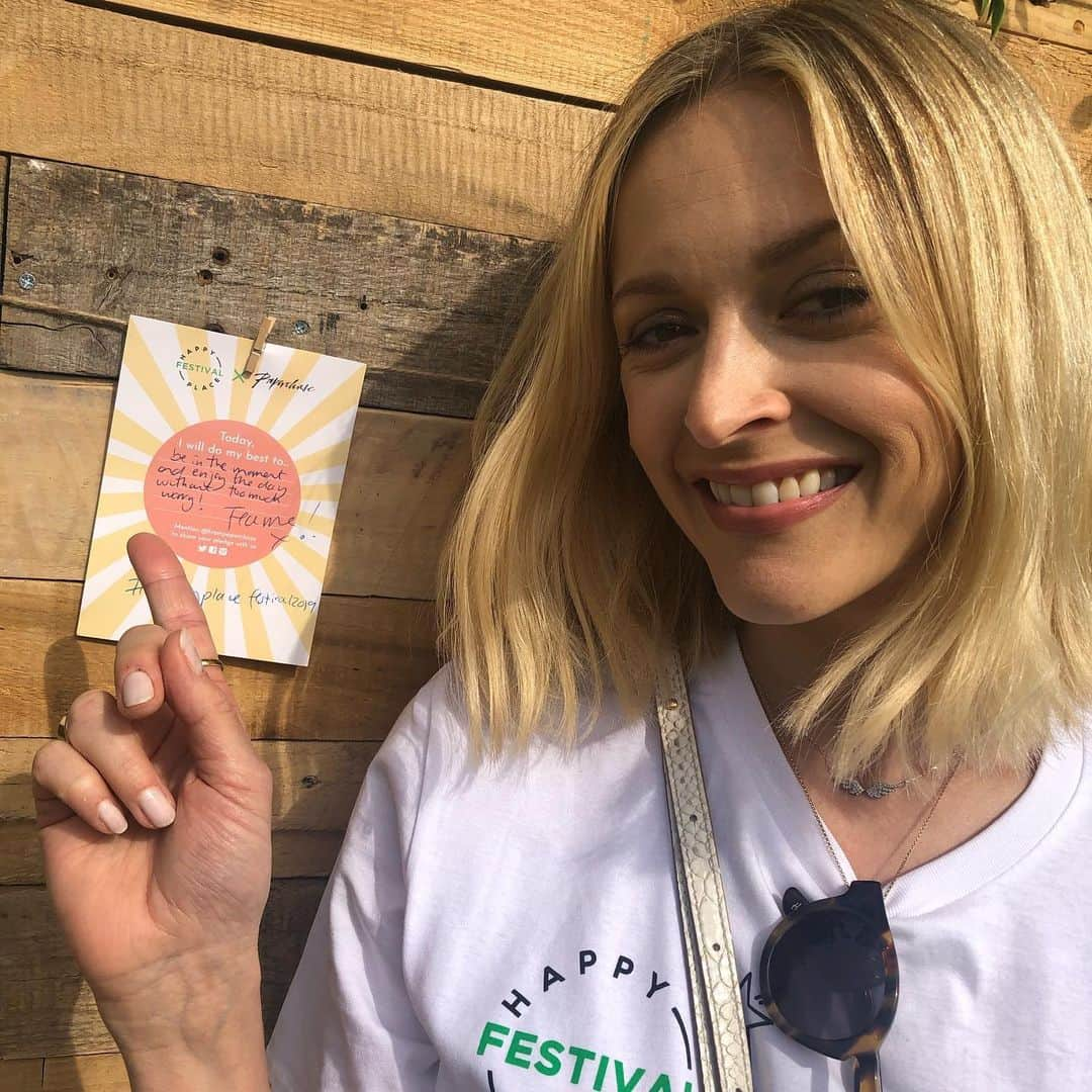 ファーン・コットンさんのインスタグラム写真 - (ファーン・コットンInstagram)「Be in the moment and enjoy the day without too much worry! My pledge at the @frompaperchase Pledge Wall #happyplacefestival」8月3日 19時05分 - fearnecotton