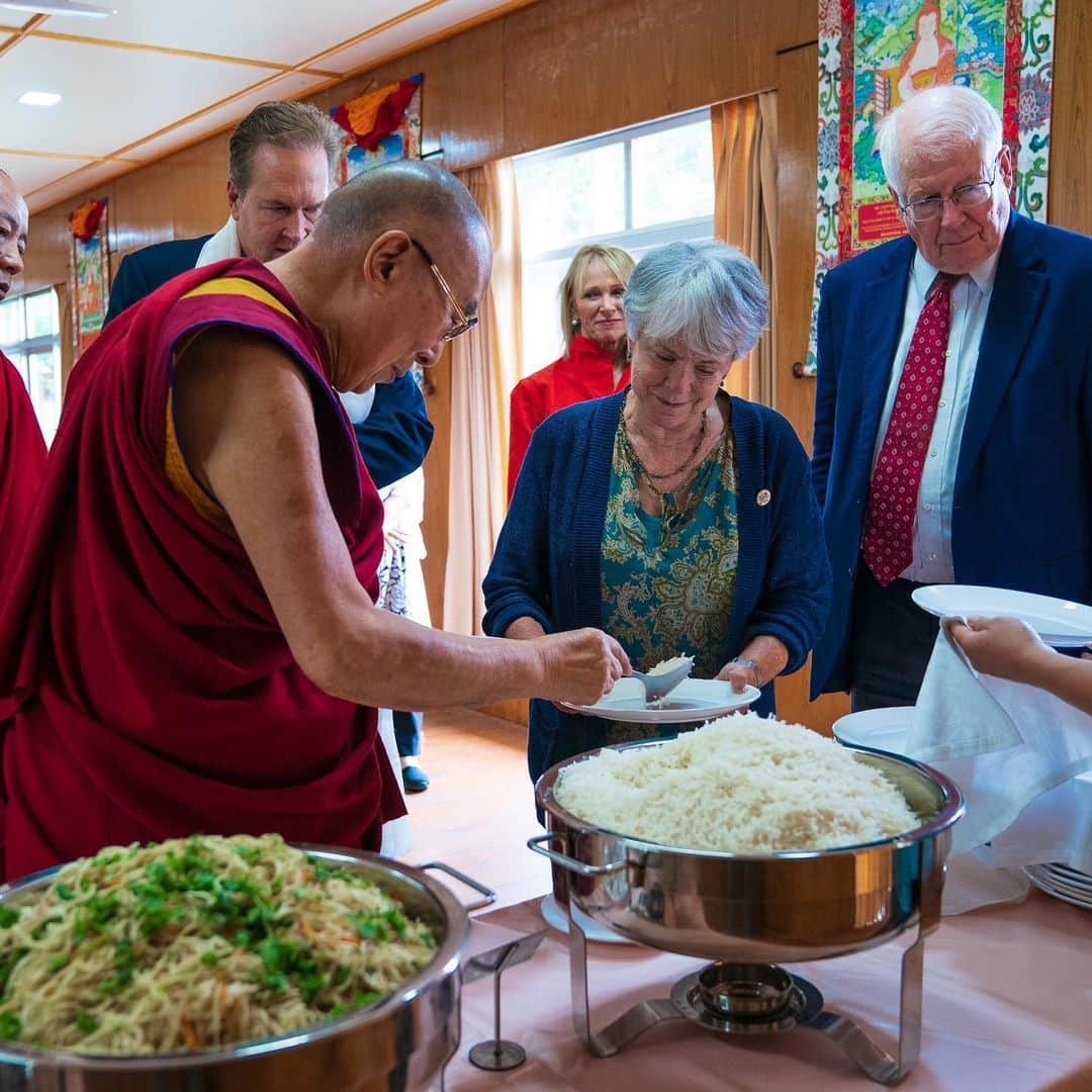 ダライ・ラマ14世さんのインスタグラム写真 - (ダライ・ラマ14世Instagram)「HHDL serving rice to the wife of Congressman David Price during a luncheon with members of the House Democracy Partnership, a bipartisan commission of the US House of Representatives, at his residence in Dharamsala, HP, India on August 3, 2019. Photo by Tenzin Choejor #dalailama」8月3日 19時05分 - dalailama