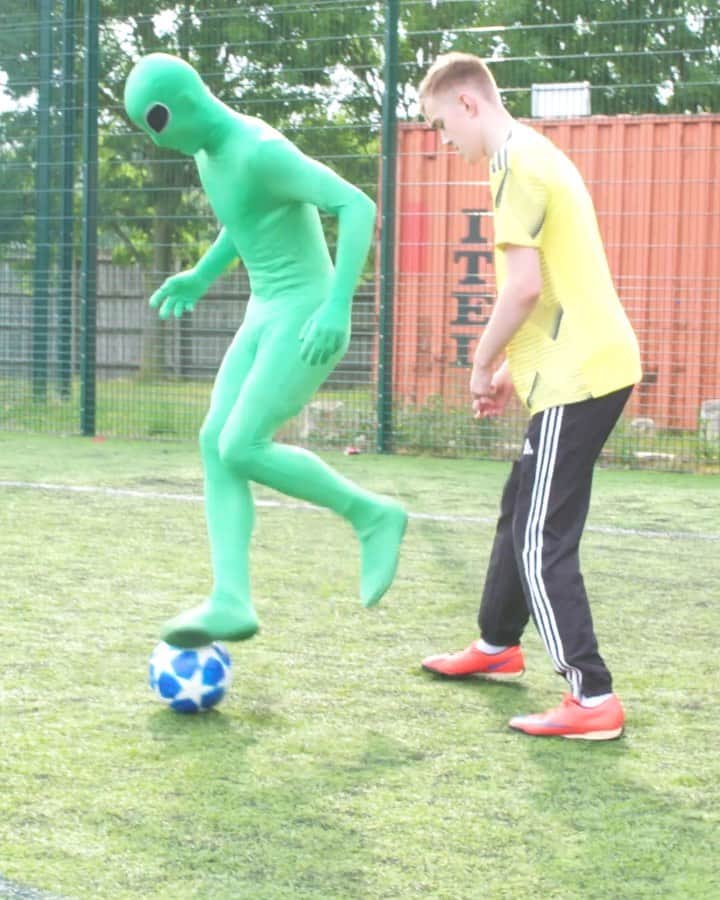 F2Freestylersのインスタグラム：「OUT OF THIS WORLD! 👀🌍💫 NEW VIDEO OUT NOW! 🎥 LINK IN BIO 🔗 BIG UP TO @street_panna FOR THE ALIEN STREET SOCCER TEKKERS! 👽⚽️🔥 #Area51 #Alien #Football」
