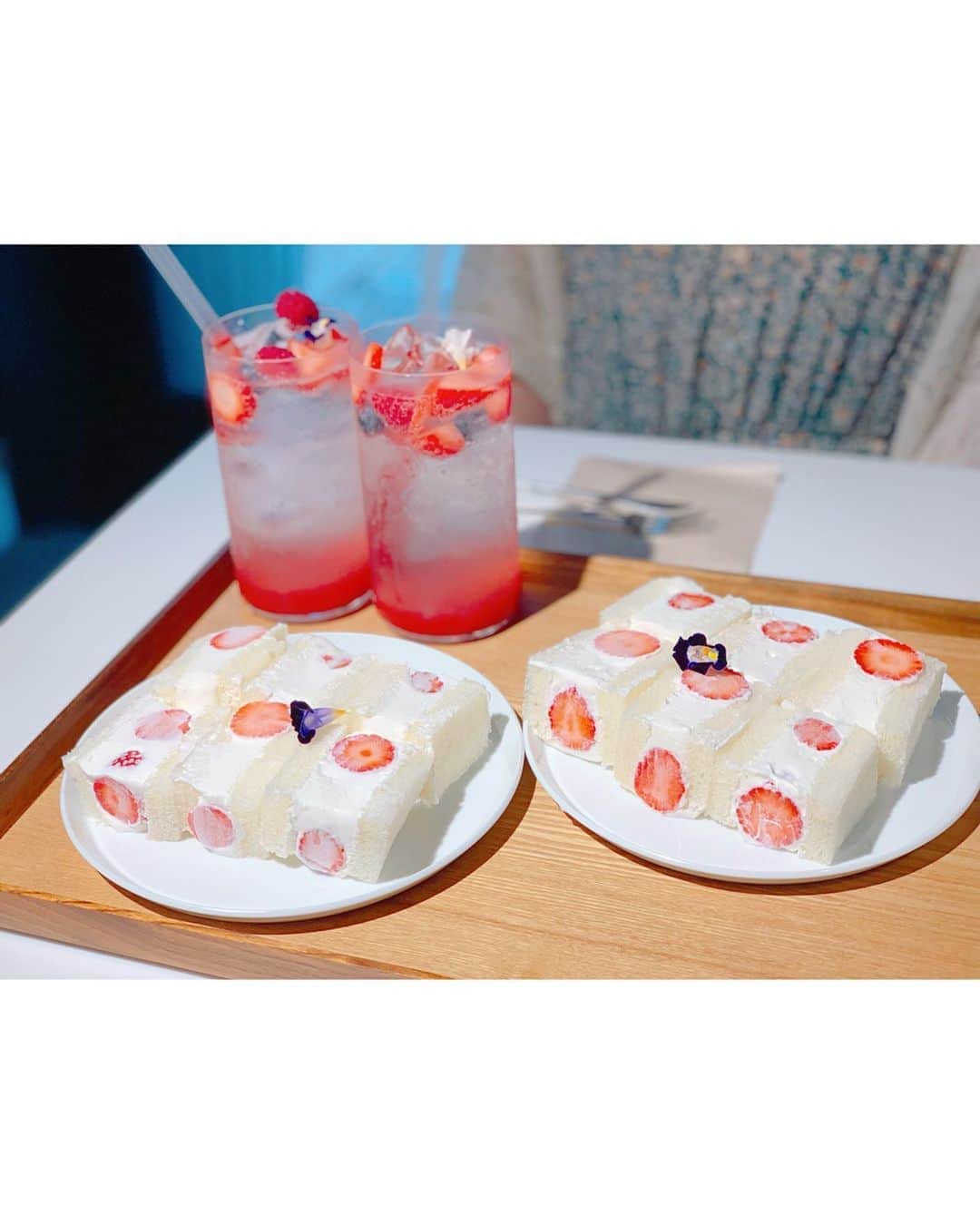 沢井里奈さんのインスタグラム写真 - (沢井里奈Instagram)「♡ . Rivage Moncher🍰💕💕 (リヴァージュ モンシェール) . 苺サンド🍞🍓 イチゴがとっても大きくて 生クリームはまろやかで 甘過ぎず美味しかった🤤💕💕 . ベリーのソーダ🍹🍓 タピオカ入りで 見た目も可愛かった☺️💓💓 . 今度晴れた日に行って テラス席で食べたいな〜👒🌼💕💕 . #rivagemoncher #cafe #sweets #ootd #coordinate #fashion #instagood #instagramjapan #japanesegirl #girls #リヴァージュモンシェール #カフェ #名古屋カフェ #カフェ巡り #さわーカフェ巡り #沢井里奈」8月3日 19時12分 - sawairina