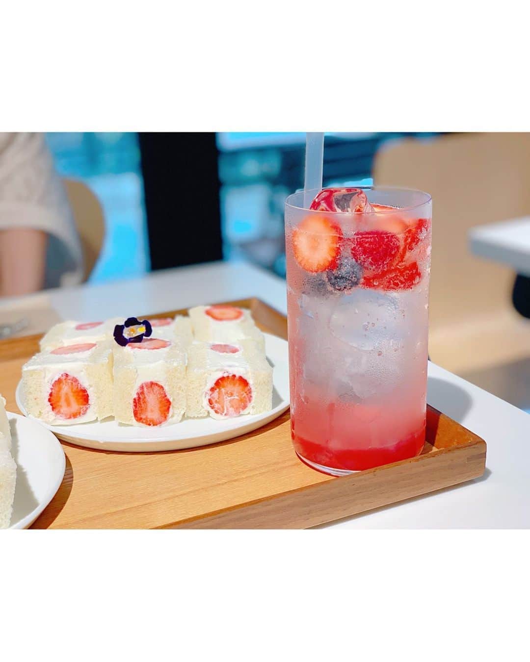 沢井里奈さんのインスタグラム写真 - (沢井里奈Instagram)「♡ . Rivage Moncher🍰💕💕 (リヴァージュ モンシェール) . 苺サンド🍞🍓 イチゴがとっても大きくて 生クリームはまろやかで 甘過ぎず美味しかった🤤💕💕 . ベリーのソーダ🍹🍓 タピオカ入りで 見た目も可愛かった☺️💓💓 . 今度晴れた日に行って テラス席で食べたいな〜👒🌼💕💕 . #rivagemoncher #cafe #sweets #ootd #coordinate #fashion #instagood #instagramjapan #japanesegirl #girls #リヴァージュモンシェール #カフェ #名古屋カフェ #カフェ巡り #さわーカフェ巡り #沢井里奈」8月3日 19時12分 - sawairina