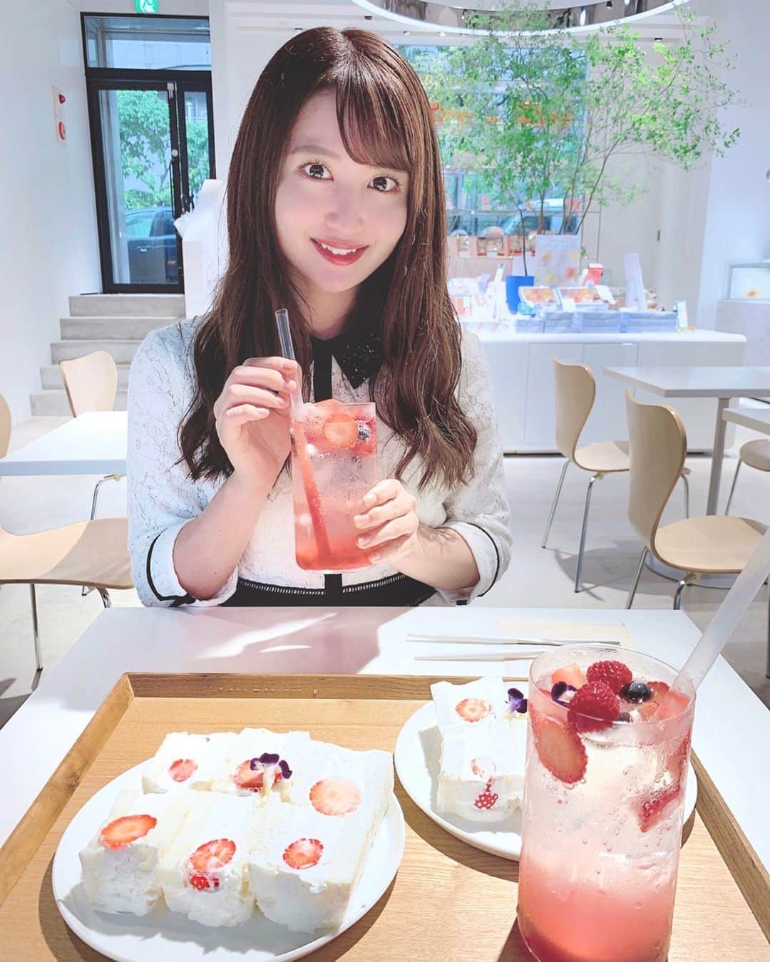 沢井里奈さんのインスタグラム写真 - (沢井里奈Instagram)「♡ . Rivage Moncher🍰💕💕 (リヴァージュ モンシェール) . 苺サンド🍞🍓 イチゴがとっても大きくて 生クリームはまろやかで 甘過ぎず美味しかった🤤💕💕 . ベリーのソーダ🍹🍓 タピオカ入りで 見た目も可愛かった☺️💓💓 . 今度晴れた日に行って テラス席で食べたいな〜👒🌼💕💕 . #rivagemoncher #cafe #sweets #ootd #coordinate #fashion #instagood #instagramjapan #japanesegirl #girls #リヴァージュモンシェール #カフェ #名古屋カフェ #カフェ巡り #さわーカフェ巡り #沢井里奈」8月3日 19時12分 - sawairina