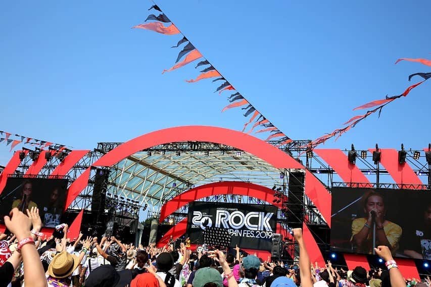 SHOGOさんのインスタグラム写真 - (SHOGOInstagram)「ロッキンジャパンフェス2019！ 人生で一番暑いステージだったかも☀️ 20周年に出演できて感謝！  撮影：谷古宇愛  #175r #mcu #rockinjapan #ロッキンジャパンフェス2019」8月3日 19時15分 - 175r_official
