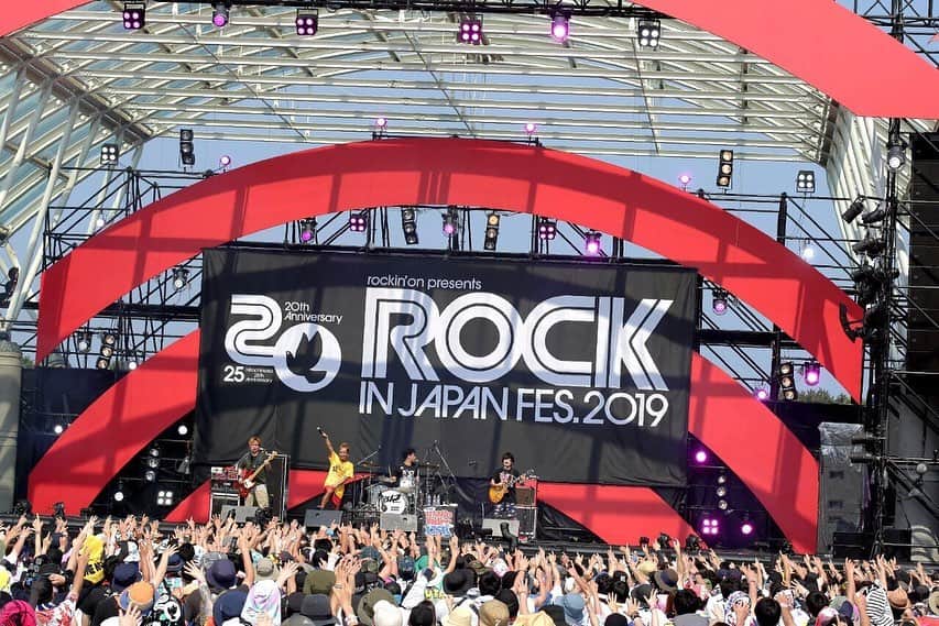 のインスタグラム：「ロッキンジャパンフェス2019！ 人生で一番暑いステージだったかも☀️ 20周年に出演できて感謝！  撮影：谷古宇愛  #175r #mcu #rockinjapan #ロッキンジャパンフェス2019」