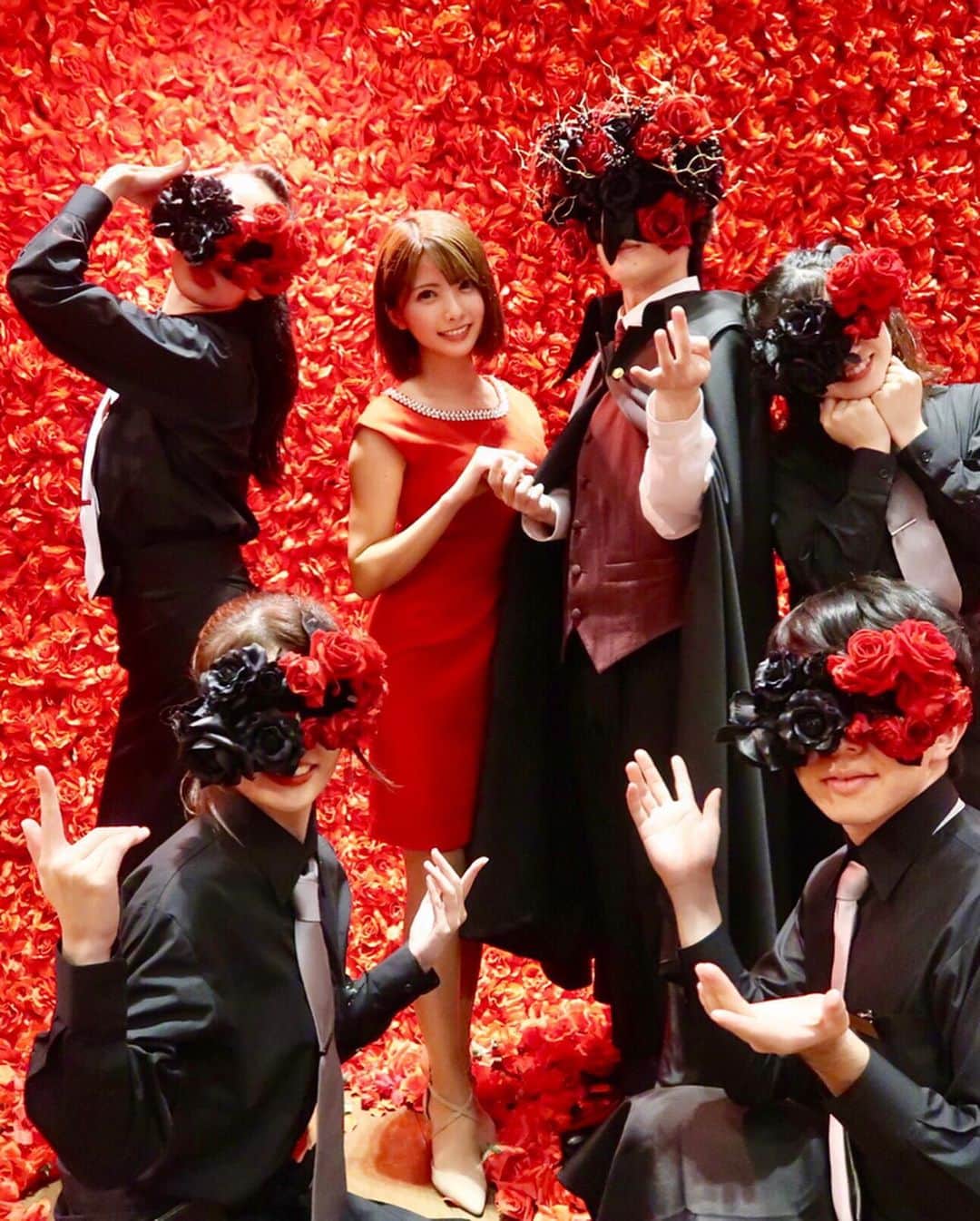 岡田栞奈のインスタグラム：「ずっとずっと行きたかった 喰種レストランへ‼️ 予約初日に待機してGETした チケット❤️ 「血と薔薇」をテーマにしているということで、私も真っ赤なワンピースで参戦❤️ ・ ・ 秘密の集合場所に行くと そこから喰種の世界は 始まっていて、、、、 なんといってもキャストの方達が本当に凄い‼プロ‼︎シークレット情報多くて全部話せないのがもどかしいwとりあえず推しになりました(笑) ・ ・ ・ メインのお料理達は全てが真っ赤に染められていて、そして見た目とは違う世界を舌の上でまたみせてくる...最高。とことん裏切られます(？) 料理、空間、全てが最高の演出でした、、、🌹🌹🌹🌹🌹✨ ・ ・ ・ ここまでご飯を食べに行って ワクワクさせてもらったのは初めてかもしれない。 もはや食というジャンルの域を超えてます。 沢山ご馳走さまでした🥀 もう1回行きたかったああああああ” #グールレストラン #喰種レストラン #トーキョーグール  #東京喰種 #モダンフレンチ #フレンチ #期間限定  #秘密の場所 #4万本の薔薇に囲まれて  #バラバラバラバラ #🌹 #🥀」
