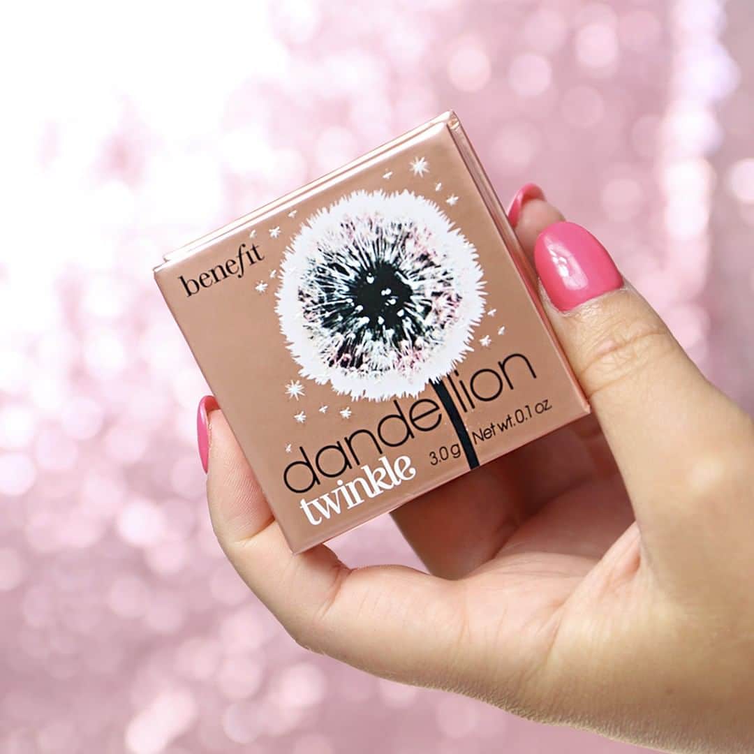 Benefit Cosmetics UKさんのインスタグラム写真 - (Benefit Cosmetics UKInstagram)「Twinkle, twinkle little star ⭐️ Build a gorgeous glow with our #dandeliontwinkle highlighter! #benefit #beauty #highlighter #boxopowder . . . 📷 Image Description: Somebody holding Dandelion twinkle on a sparkly pink background」8月3日 19時16分 - benefitcosmeticsuk