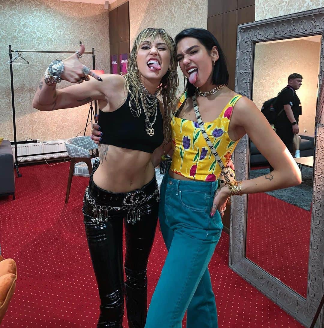 デュア・リパさんのインスタグラム写真 - (デュア・リパInstagram)「Night ONE with the queeeen @mileycyrus ‼️ First international female to headline in Prishtina, Kosova at @sunnyhillfestival proud proud proud!!! 💖💞💖💞」8月3日 19時17分 - dualipa